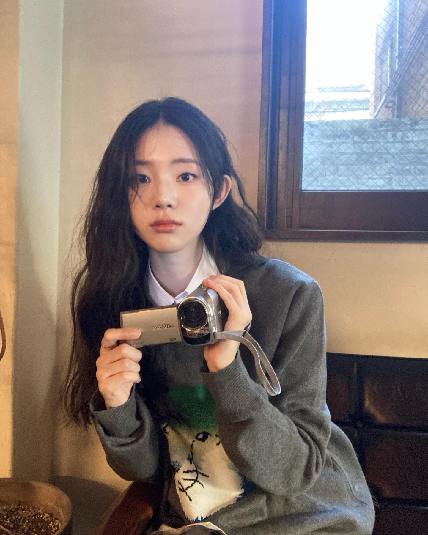 미니멀한🩶🤍회색 니트+셔츠 이미지