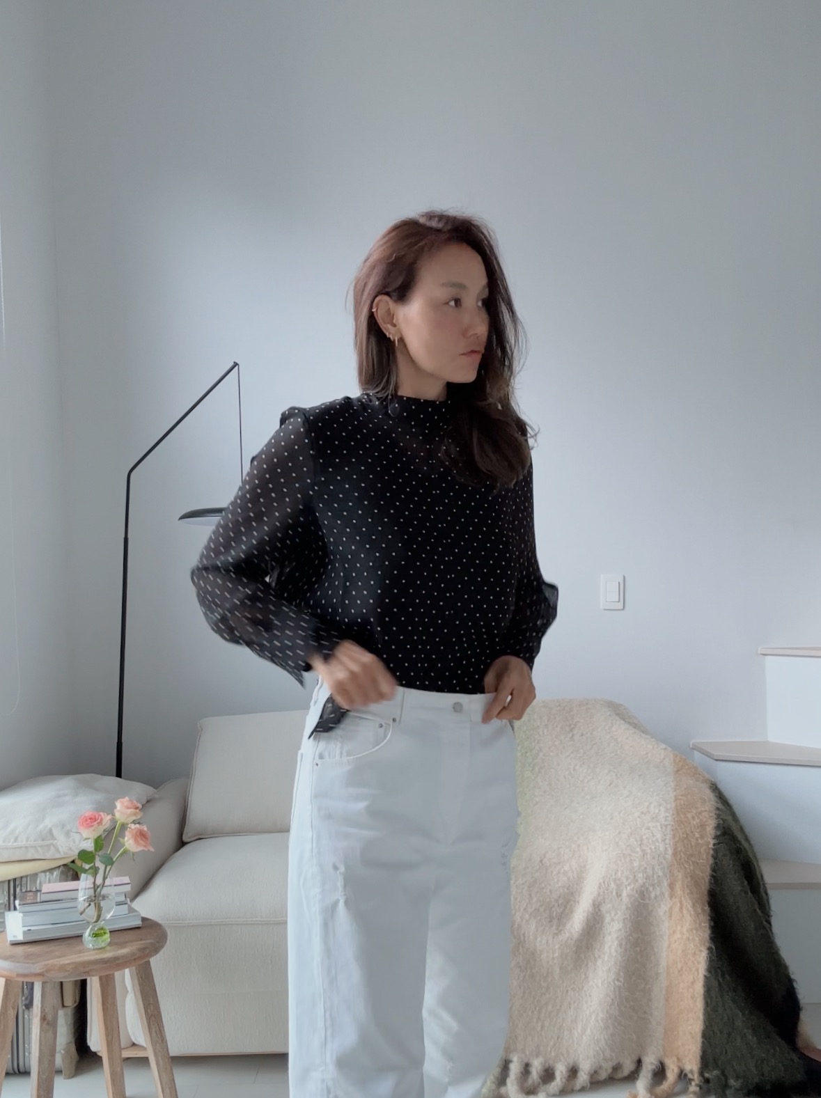 40대 워너비 모델언니👩🏻‍🎨🤎오지영
올리비아로렌과 함께한 가을패션 아우터🧥배워보자 #광고

파리, 밀라노를 누비는 탑 모델, 패션과 라이프 스타일을 공유하는 인플루언서, 인생에 대한 이야기를 에세이로 풀어내는 작가, 요가 그루 그리고 싱가폴에서 거주하는 주부 등 다양한 수식어가 붙는 모든 여성들의 '워너비 아이콘’ 오지영.

40대이지만, 다양한 세대를 아우를 수 있는 쿨하고 감각적인 스타일링을 공유하며 많은 팔로워를 보유하고 있는 오지영이 에이지리스 브랜드 올리비아로렌과 함께 자신만의 취향과 감성이 담긴 가을 데일리룩을 제안합니다.

가을패션을 위한 자켓, 트렌치, 레더 자켓 등 다양하게 배워요. 이미지6