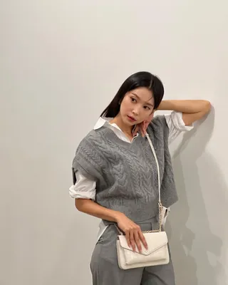 미니멀한🩶🤍회색 니트+셔츠 이미지