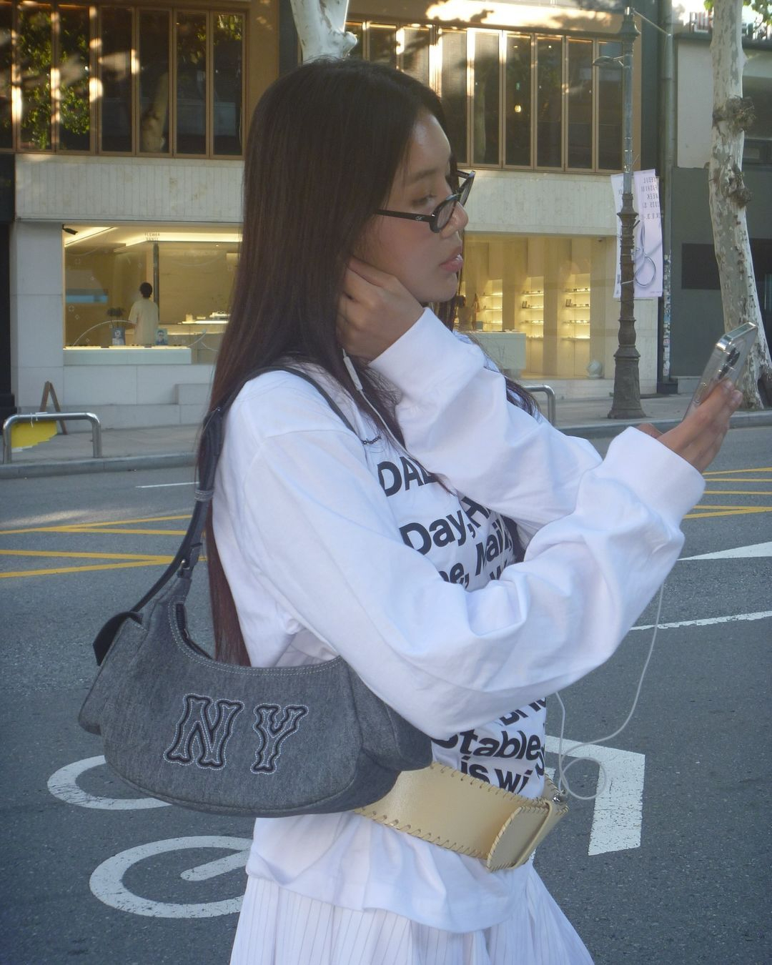 핫걸들의 필수템!💗데님 카고백👜
어떤 룩이든 힙한 Y2K 포인트에 좋은🖤🤍MLB 카고백 #광고 이미지2