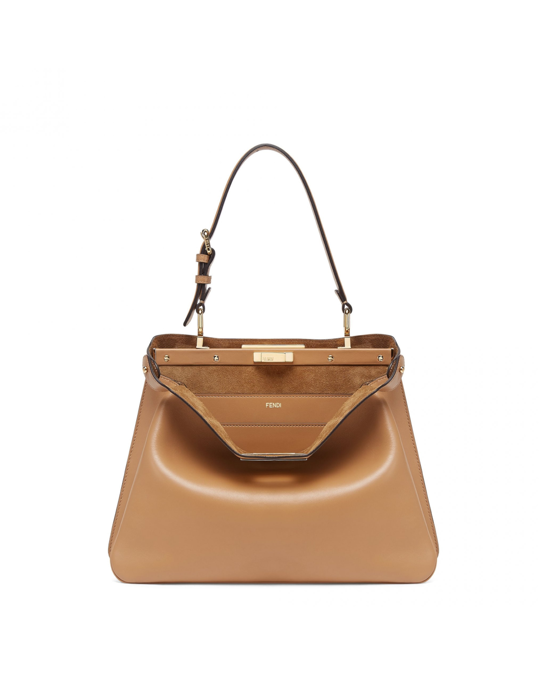 송혜교 펜디 공항패션 정보🤎🤍

글로벌 패션 하우스 펜디(FENDI)의 앰버서더인 배우 송혜교가 밀라노에서 열리는 펜디 2025 봄/여름 여성 패션쇼 참석 차 9월 15일 출국했습니다. 

1. 피카부 소프트 미디엄 - 735만 원(9/17 런칭 예정): 피카부 소프트의 카프 레더는 미네랄 태닝 공정을 거쳐 제작되며 특유의 부드럽고 실키한 텍스처가 돋보이는 고품질의 소재로, 더욱 새로워진 착용감과 레더의 자연스럽고도 감각적인 촉감을 선사한다. 백의 구조는 가장자리를 매끄럽게 처리하여 부드러운 감각을 더하면서도 피카부 백의 아이코닉한 사다리꼴 형태의 건축적인 디자인은 그대로 유지했다. 새롭게 재해석된 실루엣과 극도의 유연한 디자인으로 피카부 백의 자연스러운 곡선형 '스마일'을 연출한다. 길이 조절이 가능한 스트랩을 활용해 토트백은 물론 숄더백으로도 손쉽게 연출이 가능하며 편안한 착용감이 특징이다.

2. 리버서블 크롭 블루종 - 519만 원: 싱글브레스트 스타일로 베이지 컬러의 울 더블 패브릭 소재. 같은 컬러의 FF 모티프를 더한 내부. 탈부착식 톤온톤 가죽 더블 칼라 장식

3. 쇼트 슬리브 크루넥 크롭트 티셔츠 - 94.5만 원: 대조적인 블랙 펜디 로마 자수 로고 디테일 장식의 브레스트 포켓이 특징

4. 옐로우 양가죽으로 감싼 숄더 스트랩 - 145만 원: 끝 부분의 메탈 펜디 로마 레터링 및 톤온톤 가죽 디테일 장식. 더블 클립 쇼트 숄더 스트랩을 이용해 후크가 있는 모든 백과 함께 사용 가능.

5. FENDI X CHUPA CHUPS® 롤리팝 홀더 - 84만 원: 참 형태로 부착하거나 목걸이로 착용할 수 있으며 가죽 스트랩을 통해 길이 조절이 가능, 셀러리아 매크로 스티치가 돋보이는 부드러운 가죽 소재 이미지3