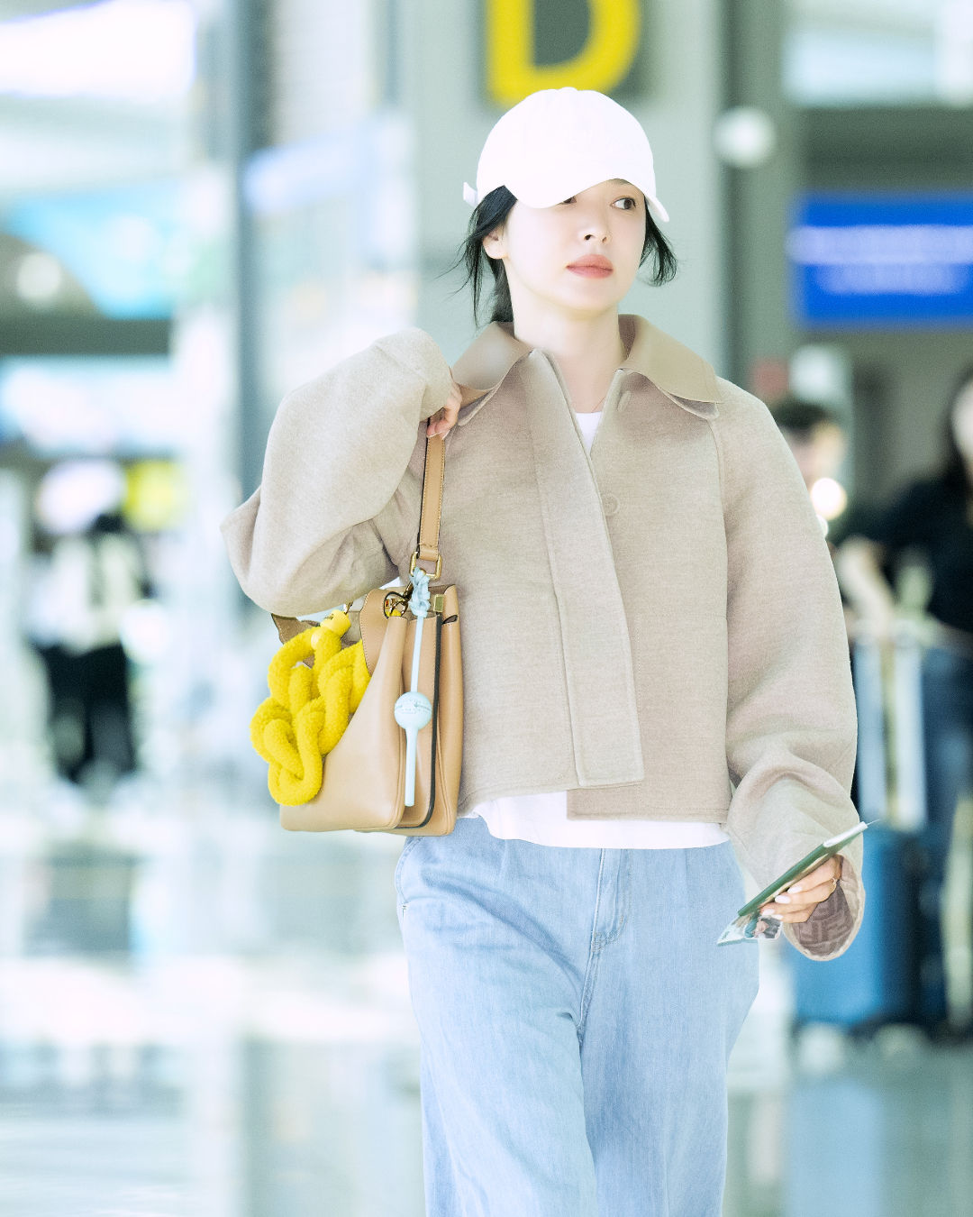 송혜교 펜디 공항패션 정보🤎🤍

글로벌 패션 하우스 펜디(FENDI)의 앰버서더인 배우 송혜교가 밀라노에서 열리는 펜디 2025 봄/여름 여성 패션쇼 참석 차 9월 15일 출국했습니다. 

1. 피카부 소프트 미디엄 - 735만 원(9/17 런칭 예정): 피카부 소프트의 카프 레더는 미네랄 태닝 공정을 거쳐 제작되며 특유의 부드럽고 실키한 텍스처가 돋보이는 고품질의 소재로, 더욱 새로워진 착용감과 레더의 자연스럽고도 감각적인 촉감을 선사한다. 백의 구조는 가장자리를 매끄럽게 처리하여 부드러운 감각을 더하면서도 피카부 백의 아이코닉한 사다리꼴 형태의 건축적인 디자인은 그대로 유지했다. 새롭게 재해석된 실루엣과 극도의 유연한 디자인으로 피카부 백의 자연스러운 곡선형 '스마일'을 연출한다. 길이 조절이 가능한 스트랩을 활용해 토트백은 물론 숄더백으로도 손쉽게 연출이 가능하며 편안한 착용감이 특징이다.

2. 리버서블 크롭 블루종 - 519만 원: 싱글브레스트 스타일로 베이지 컬러의 울 더블 패브릭 소재. 같은 컬러의 FF 모티프를 더한 내부. 탈부착식 톤온톤 가죽 더블 칼라 장식

3. 쇼트 슬리브 크루넥 크롭트 티셔츠 - 94.5만 원: 대조적인 블랙 펜디 로마 자수 로고 디테일 장식의 브레스트 포켓이 특징

4. 옐로우 양가죽으로 감싼 숄더 스트랩 - 145만 원: 끝 부분의 메탈 펜디 로마 레터링 및 톤온톤 가죽 디테일 장식. 더블 클립 쇼트 숄더 스트랩을 이용해 후크가 있는 모든 백과 함께 사용 가능.

5. FENDI X CHUPA CHUPS® 롤리팝 홀더 - 84만 원: 참 형태로 부착하거나 목걸이로 착용할 수 있으며 가죽 스트랩을 통해 길이 조절이 가능, 셀러리아 매크로 스티치가 돋보이는 부드러운 가죽 소재 이미지2