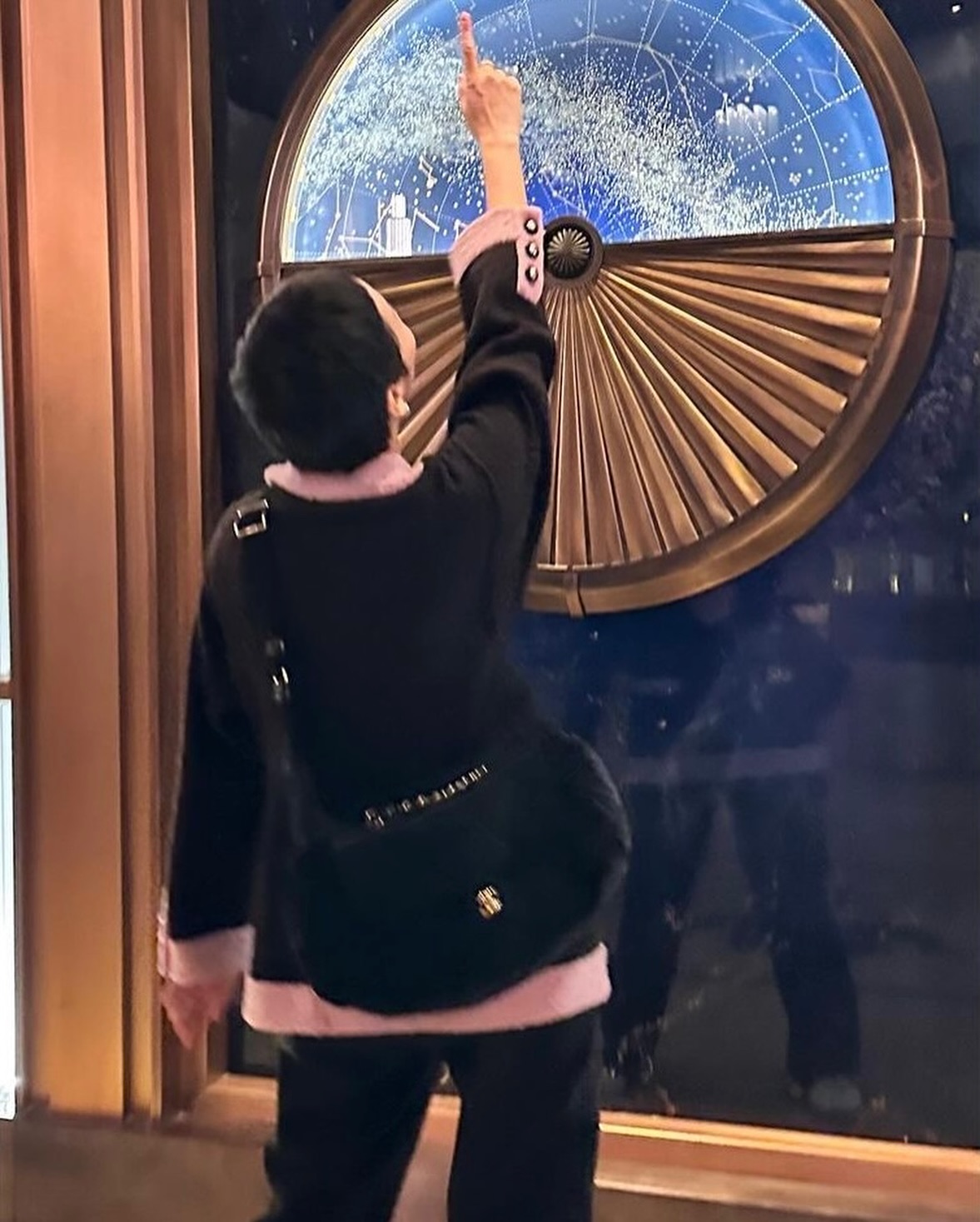 일상룩에서도 소화🩷🖤숏컷 김고은 이미지