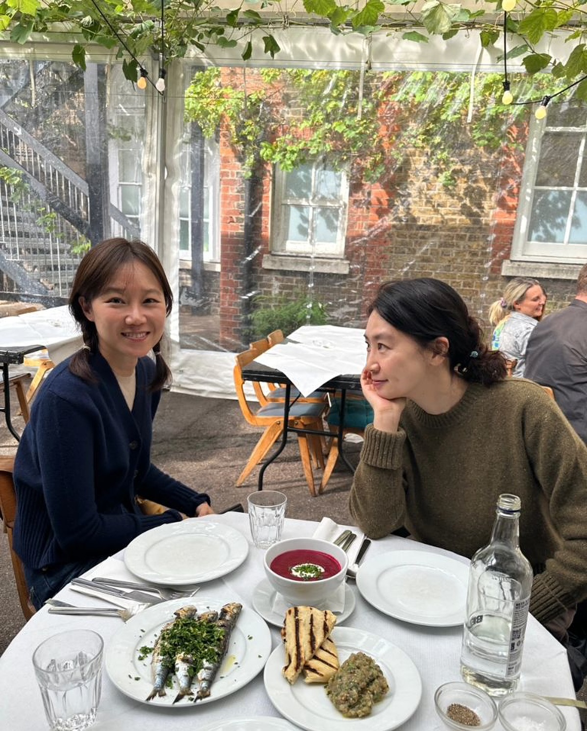 다 예쁘자나🇬🇧❤️공블리 여행룩 이미지3