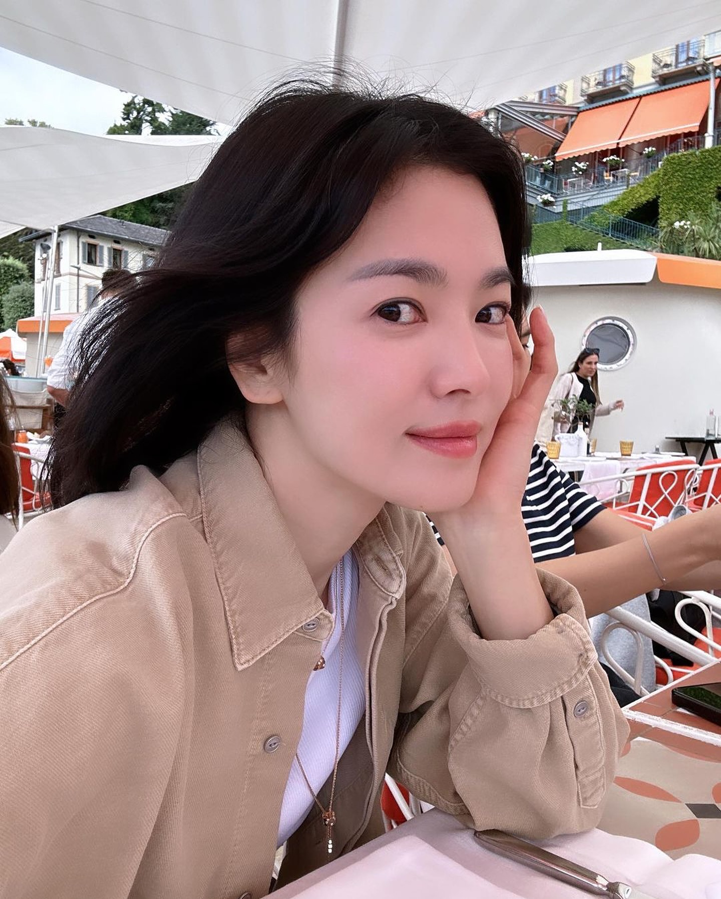 흰티로 예쁜 혜교 언니🤍🍝가을룩 이미지5