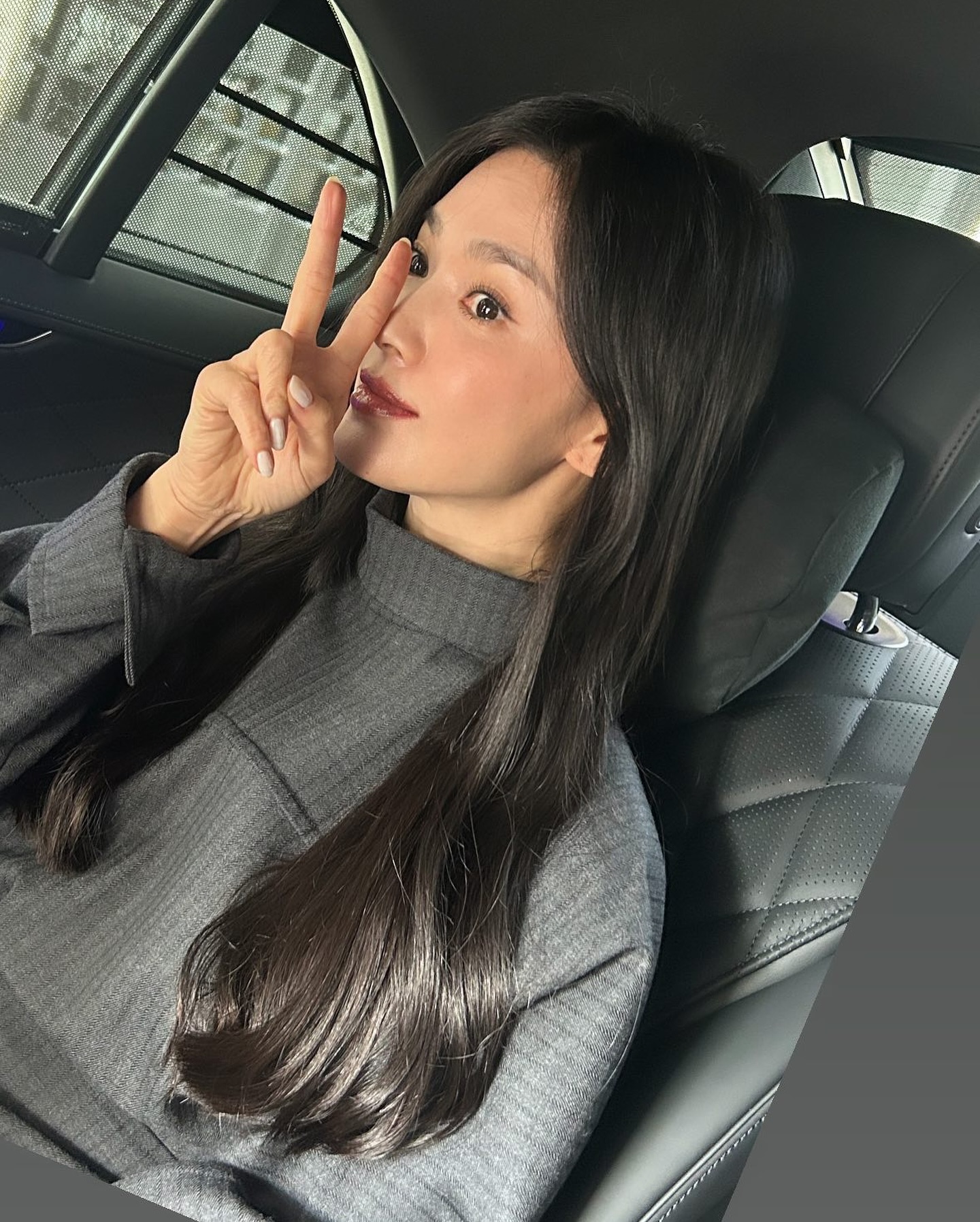 사랑스럽고 우아한 혜교언니🤎🇮🇹
펜디 여신 송혜교 미모력👸🏻🍁가을 무드로 예쁜 코디 가이드 이미지10