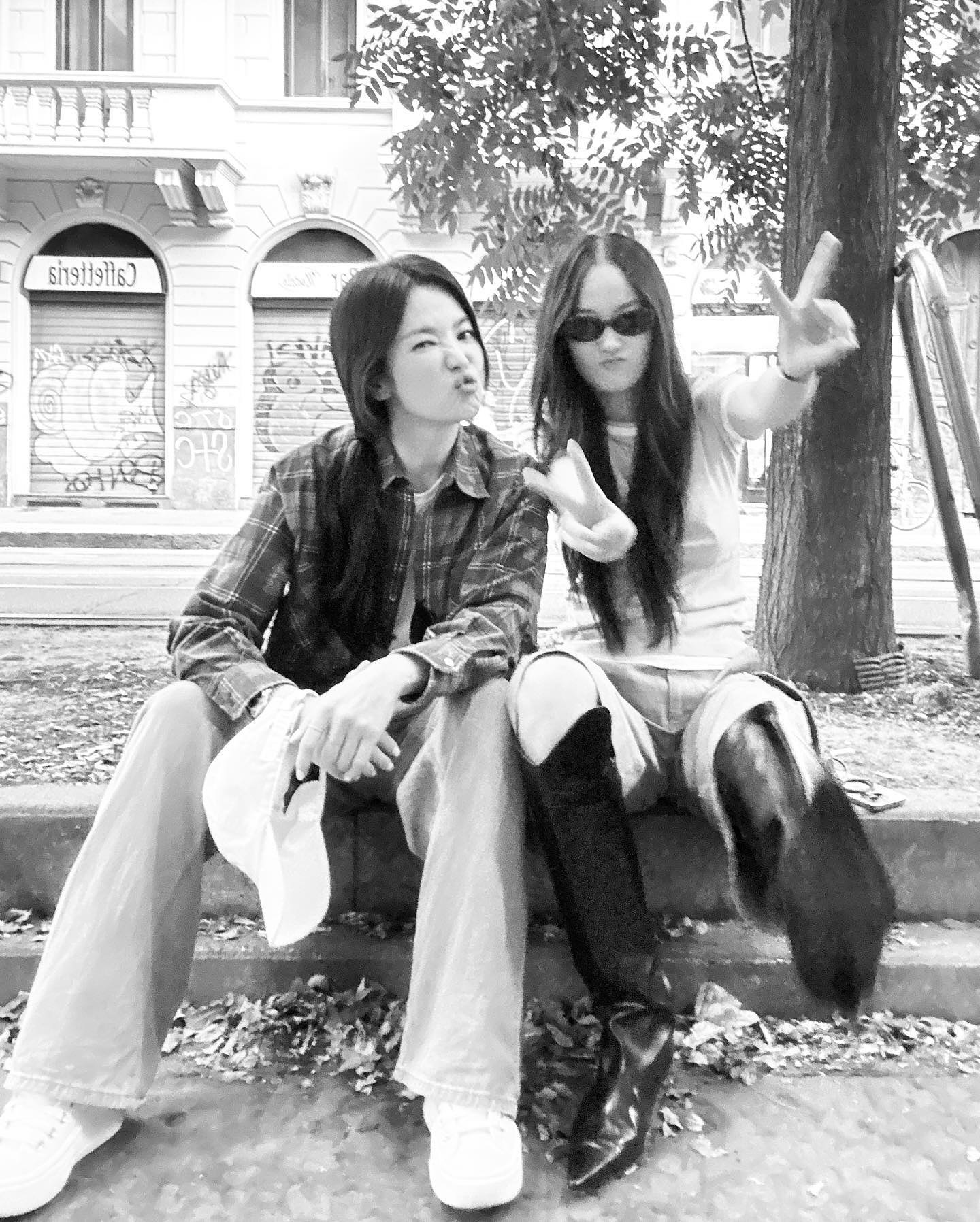 사랑스럽고 우아한 혜교언니🤎🇮🇹
펜디 여신 송혜교 미모력👸🏻🍁가을 무드로 예쁜 코디 가이드 이미지3