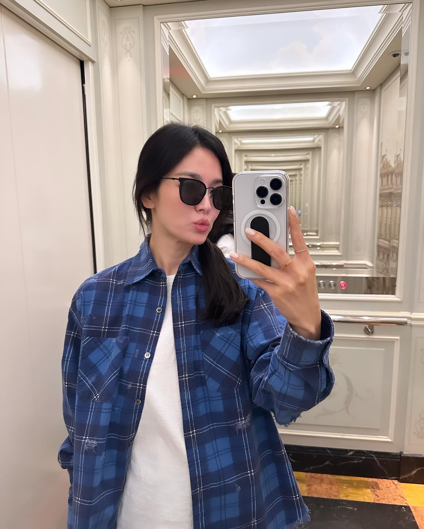 사랑스럽고 우아한 혜교언니🤎🇮🇹
펜디 여신 송혜교 미모력👸🏻🍁가을 무드로 예쁜 코디 가이드 이미지4