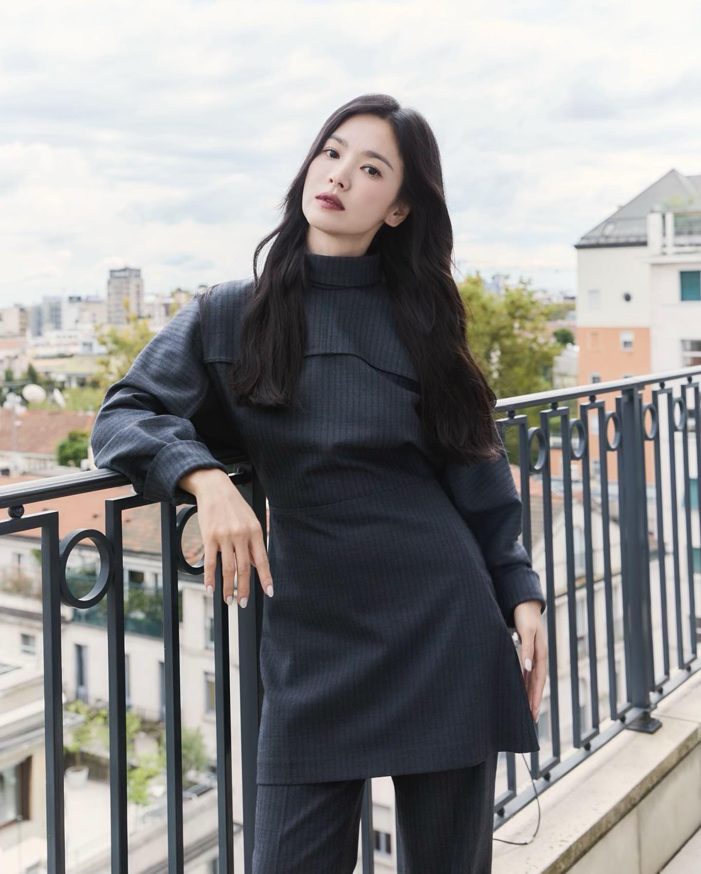 사랑스럽고 우아한 혜교언니🤎🇮🇹
펜디 여신 송혜교 미모력👸🏻🍁가을 무드로 예쁜 코디 가이드 이미지
