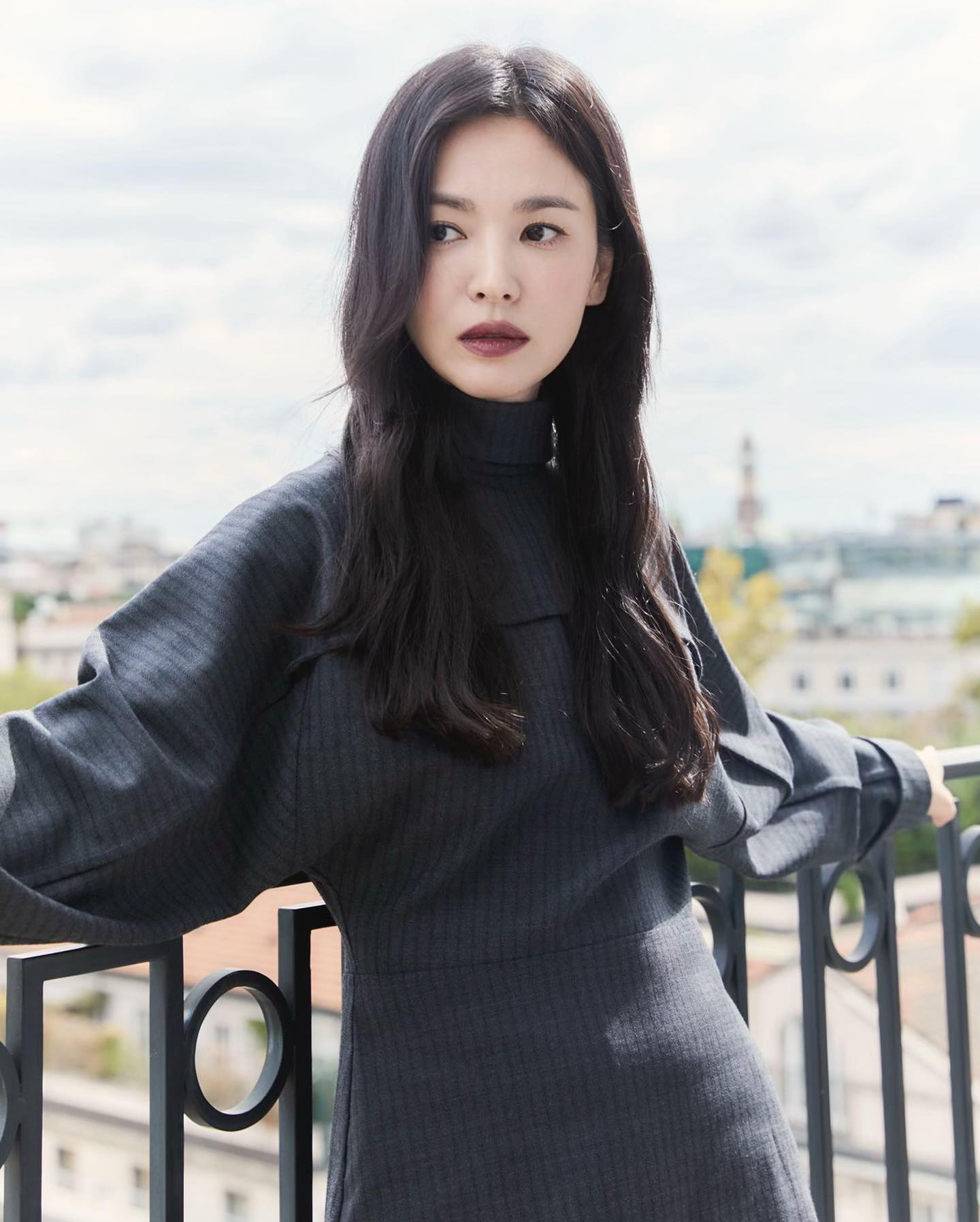 사랑스럽고 우아한 혜교언니🤎🇮🇹
펜디 여신 송혜교 미모력👸🏻🍁가을 무드로 예쁜 코디 가이드 이미지8