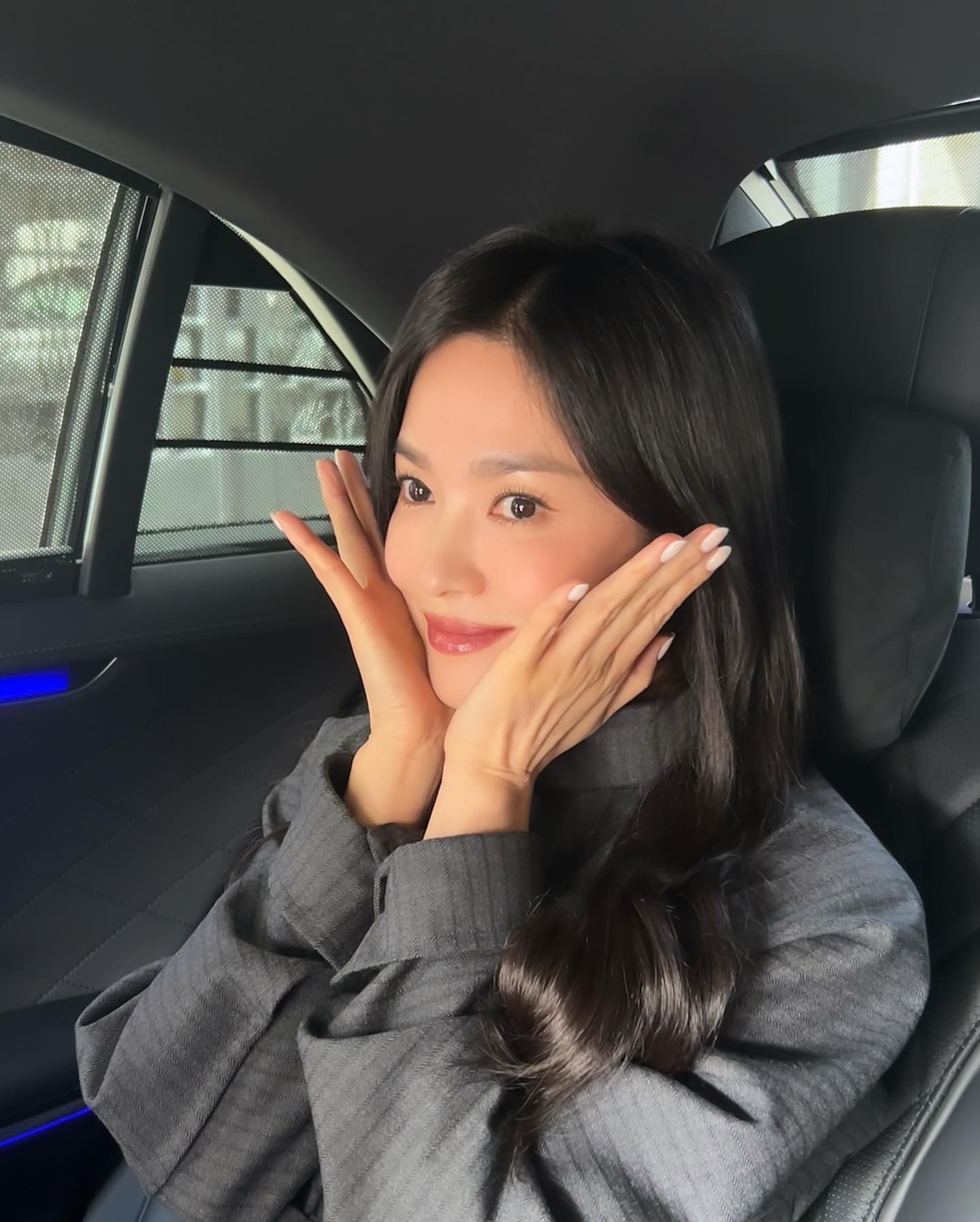 사랑스럽고 우아한 혜교언니🤎🇮🇹
펜디 여신 송혜교 미모력👸🏻🍁가을 무드로 예쁜 코디 가이드 이미지6
