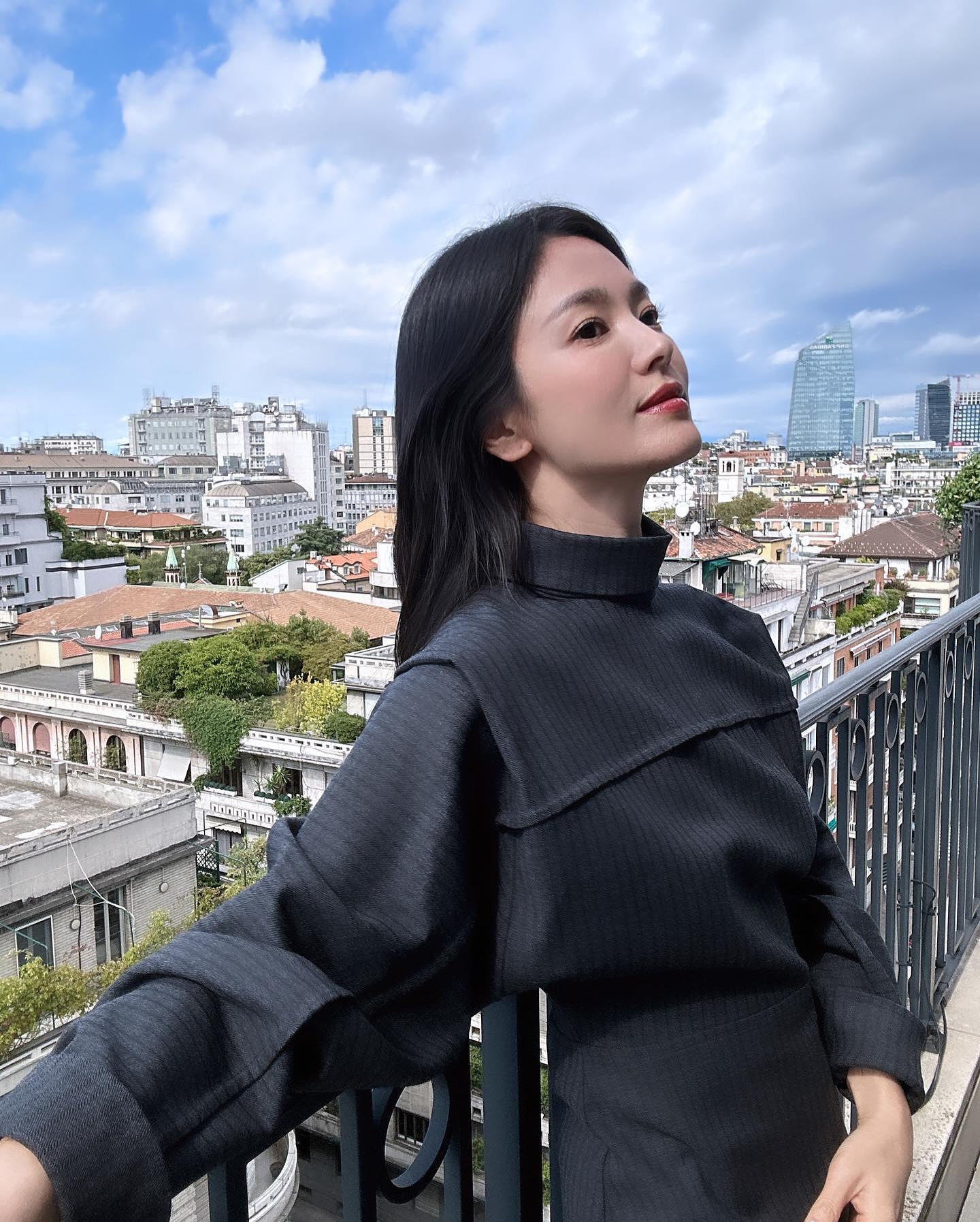사랑스럽고 우아한 혜교언니🤎🇮🇹
펜디 여신 송혜교 미모력👸🏻🍁가을 무드로 예쁜 코디 가이드 이미지5