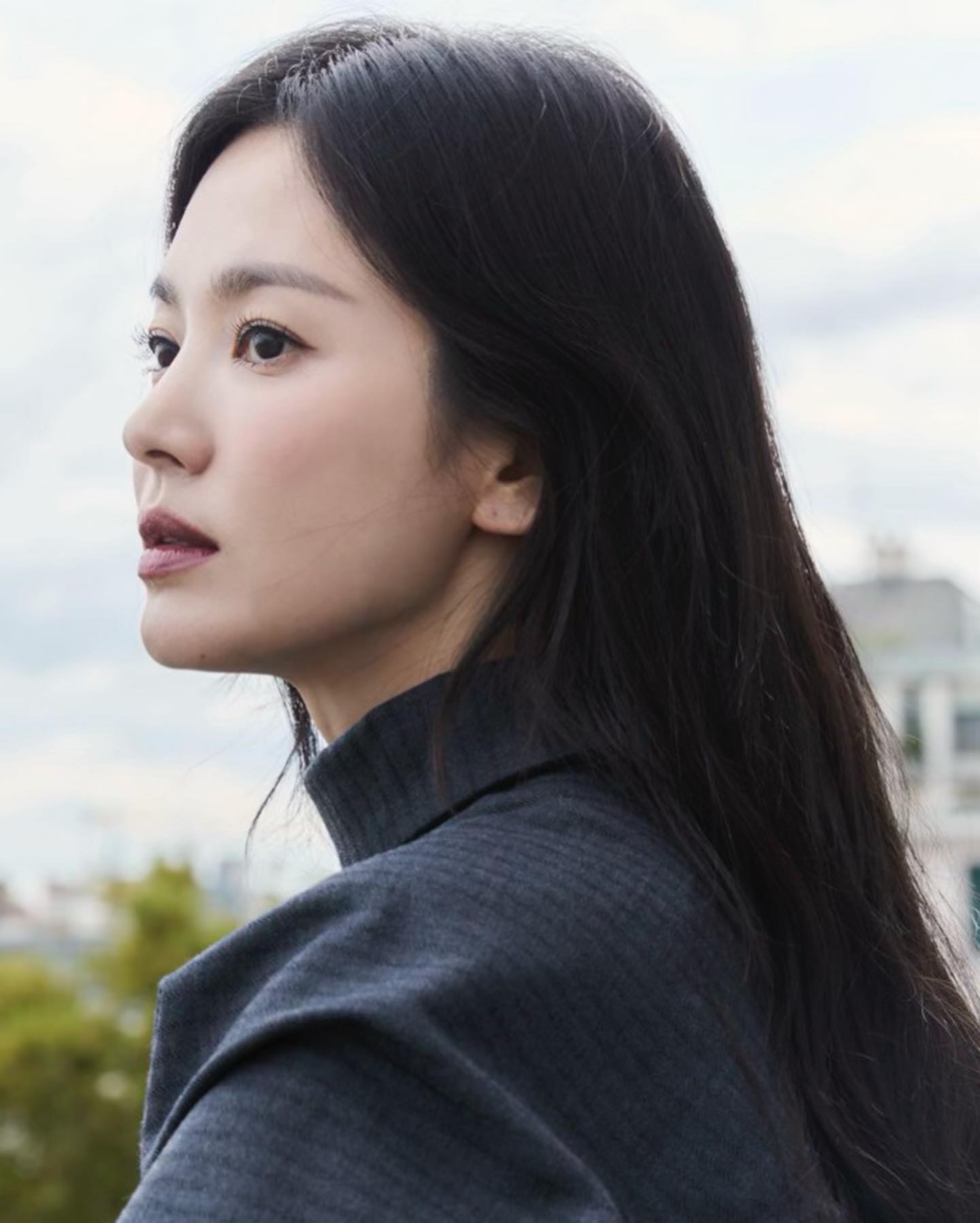 사랑스럽고 우아한 혜교언니🤎🇮🇹
펜디 여신 송혜교 미모력👸🏻🍁가을 무드로 예쁜 코디 가이드 이미지9