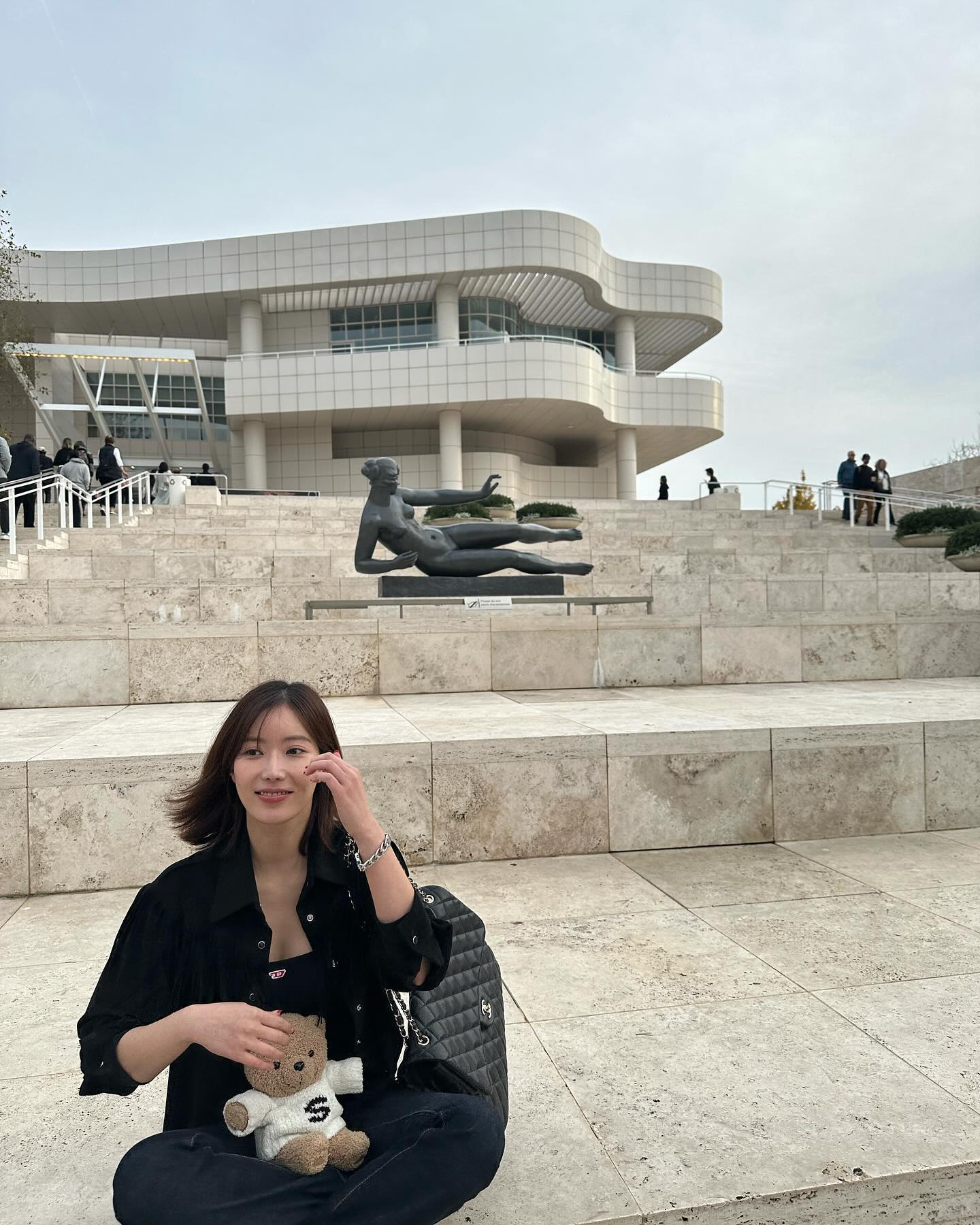 한정판 XXXL 샤넬백🖤🤍
임수향의 트래블 맥시 클래식 플랩백 코디 💼 이미지6