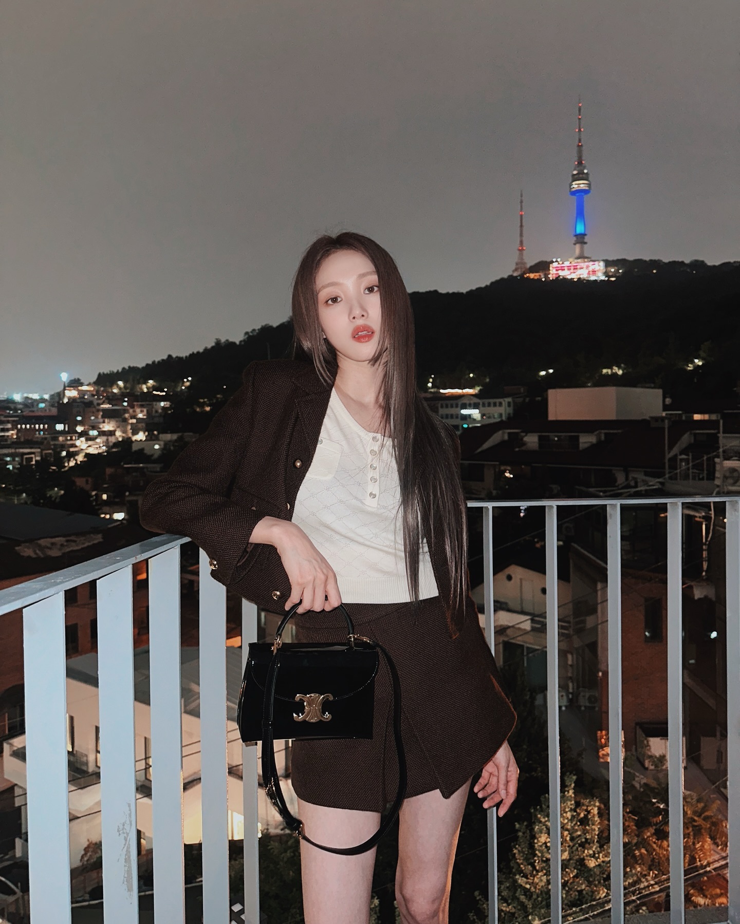 요즘 핫한 셀린느 틴 니노 백👜🤍
아담한 사이즈와 고급스러운 디자인✨가격은 390만 원부터💰 이미지