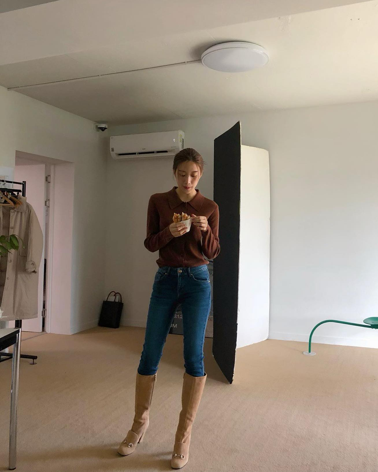 분위기 있는 가을룩에 필수템🤎 
포근하고 세련된 느낌의 브라운니트🧶 이미지