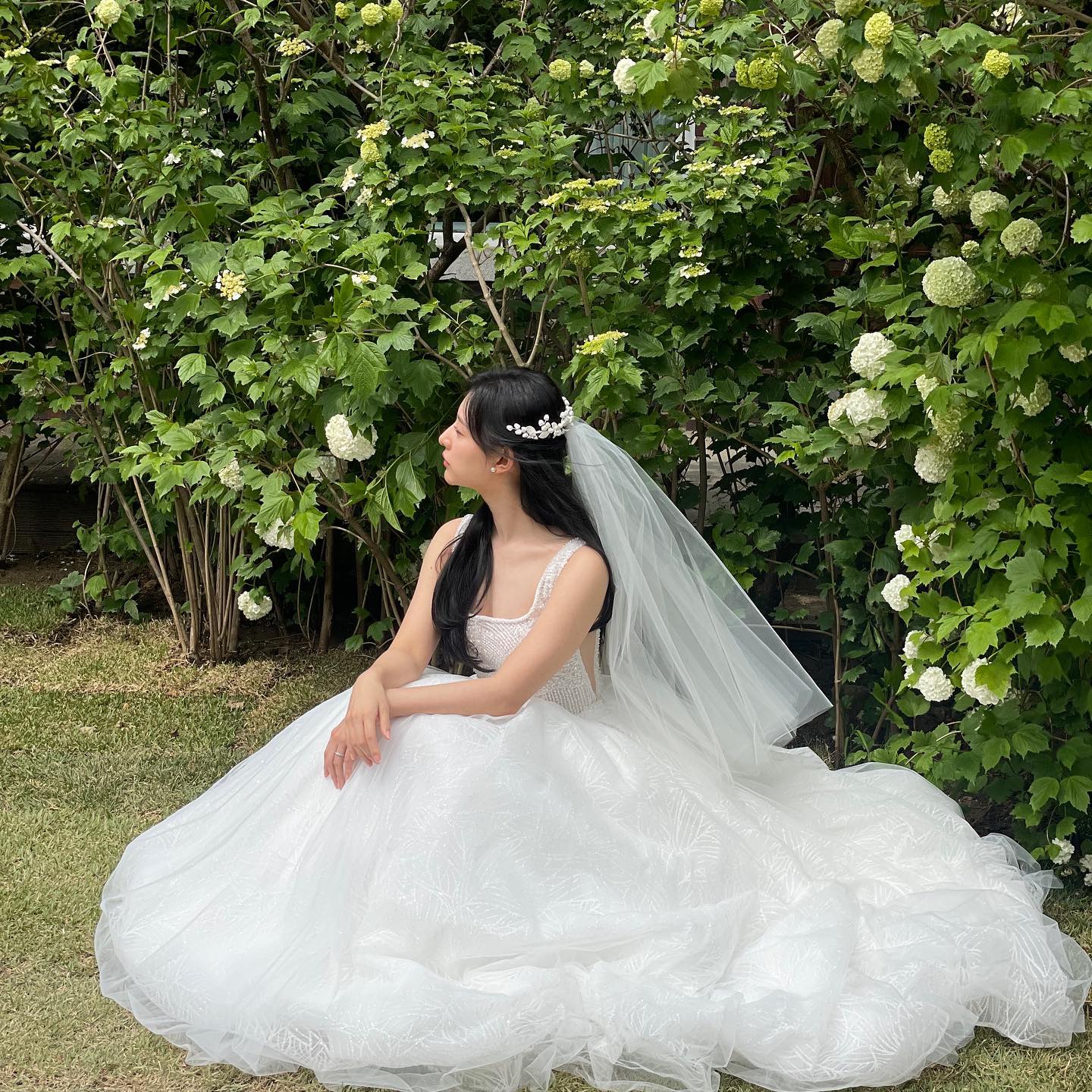 취향별로 보는 셀럽 웨딩드레스👰🏻‍♀️
다가오는 가을은 많은 분들이 결혼 하는 성수기 시즌입니다. 이 특별한 시기를 맞아, 셀럽들이 선택한 다양한 웨딩드레스를 함께 살펴보아요👀

1. 신민아: 화려한 드레스를 선호하시는 분들께 추천하는 신민아의 웨딩드레스! 드라마 속 신민아는 화려한 헤어 액세서리와 풍성한 레이스, 반짝이는 큐빅 장식으로 특별한 순간을 더욱 빛나게 했습니다. 

2. 송지은: 이번 웨딩 화보에서 아름다운 자태를 뽐낸 송지은의 드레스는 핑크빛 튜브탑 디자인으로, 깔끔한 올림머리와 함께 디즈니 공주 같은 발랄한 느낌을 줍니다.

3. 공민정: 최근 결혼식을 올린 공민정의 드레스는 미니멀하면서도 세련된 느낌을 자아냅니다. 화이트 롱 드레스와 넥 뒷 부분에 리본 디테일을 추가해 포인트를 주었죠. 화려함보다는 미니멀한 스타일을 선호하신다면 공민정의 웨딩드레스를 참고해보세요!

4. 김지원: 김지원의 드라마 속 드레스는 깔끔한 민소매 디자인으로 우아한 느낌을 자아냅니다. 여기에 반묶음 헤어스타일과 면사포 액세서리를 더하여 청초한 무드를 연출해보세요. 이미지