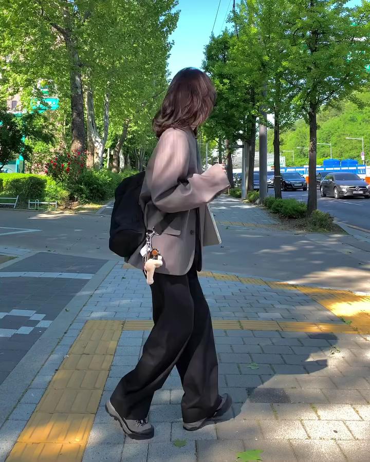 그레이 블레이저로 감성룩 뚝딱🩶 이미지
