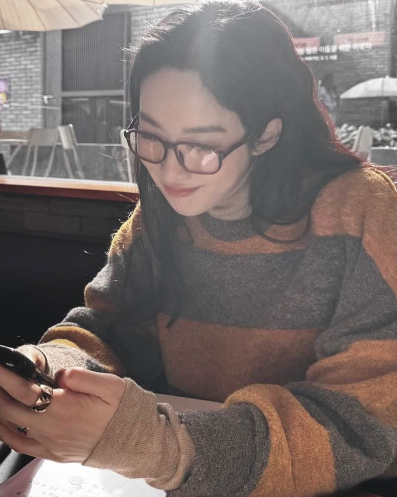 분위기 있는 가을룩에 필수템🤎 
포근하고 세련된 느낌의 브라운니트🧶 이미지