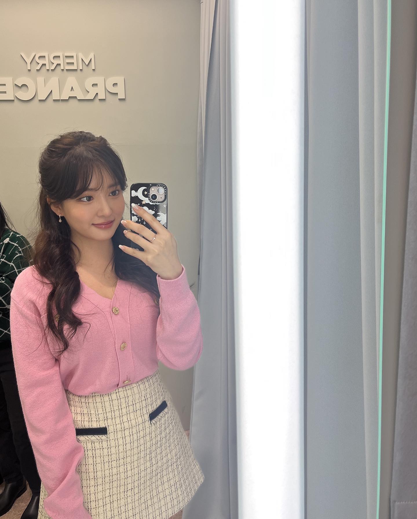 지금 많이 입어둬야 할 조합🫧🩶
간절기에만 즐길 수 있는 가디건&미니스커트👀 이미지