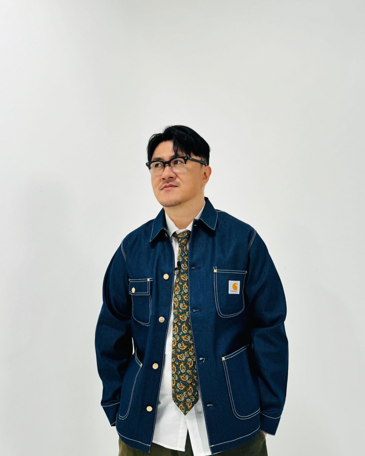 곰상🐻 남자 대표 셀럽, 데프콘.
반팔 데님 셔츠부터 티셔츠의 캐주얼룩, 각종 재킷과 수트를 활용한 포멀룩까지!

여자들의 이상형으로 완벽하게 자리잡는 중🥰 이미지