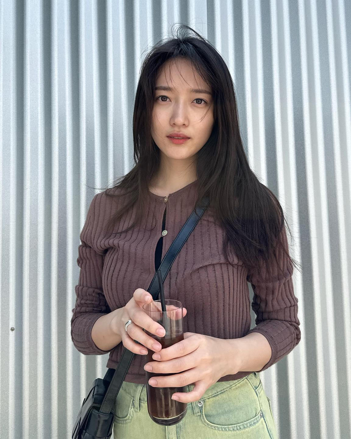 분위기 있는 가을룩에 필수템🤎 
포근하고 세련된 느낌의 브라운니트🧶 이미지