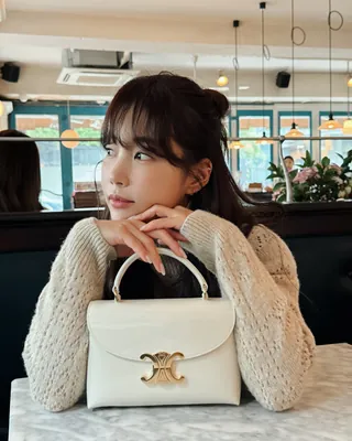 요즘 핫한 셀린느 틴 니노 백👜🤍
아담한 사이즈와 고급스러운 디자인✨가격은 390만 원부터💰 이미지