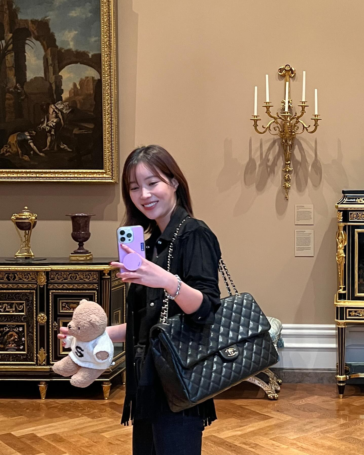 한정판 XXXL 샤넬백🖤🤍
임수향의 트래블 맥시 클래식 플랩백 코디 💼 이미지
