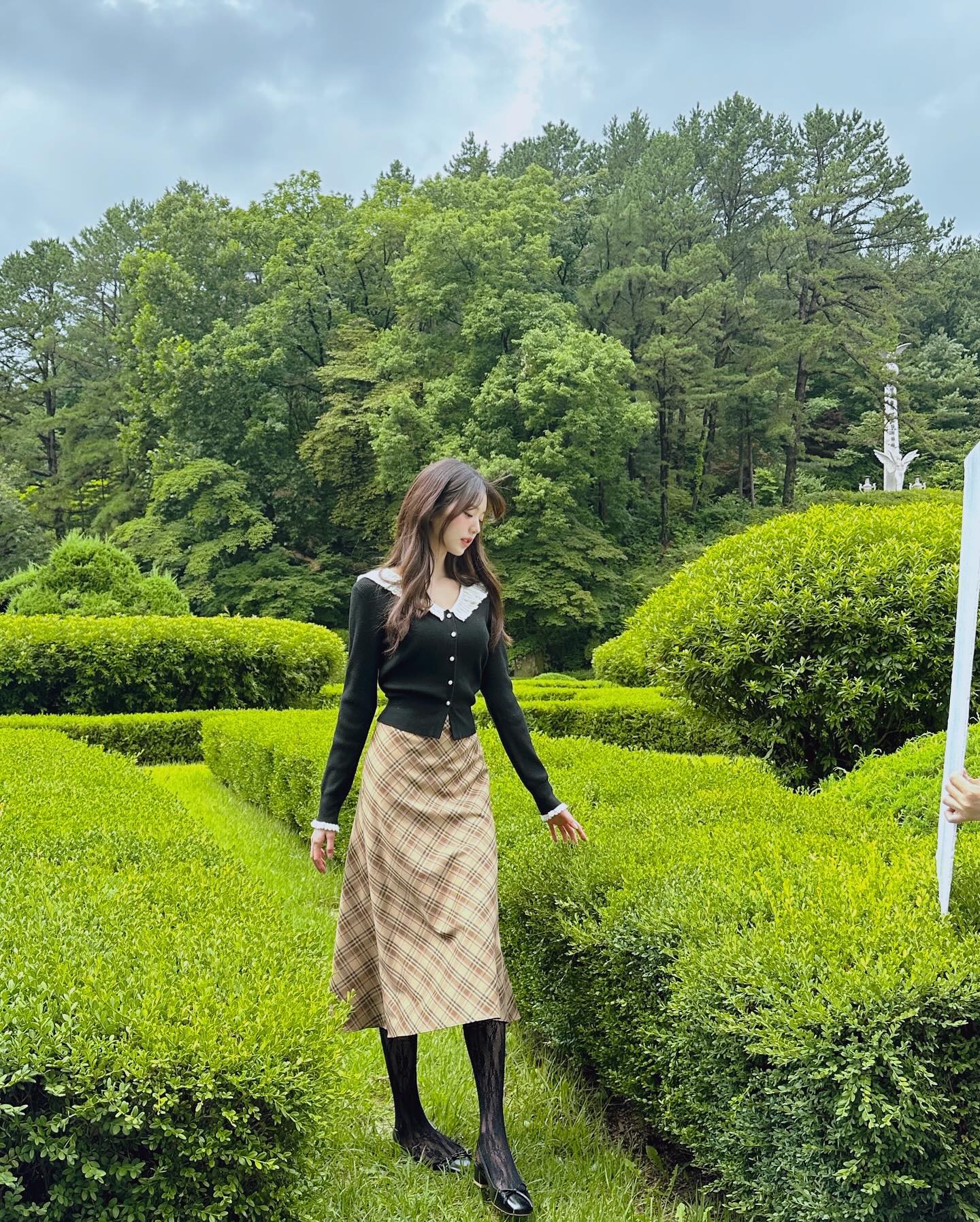 기장별로 다른 매력🏁체크 스커트
취향에 따라 골라 입는 미니 VS 롱 체크 스커트 코디🖤 이미지