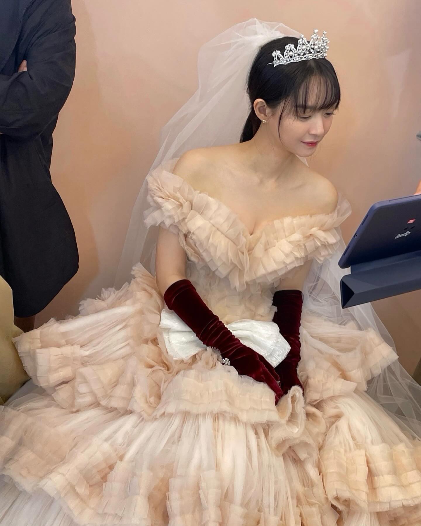 취향별로 보는 셀럽 웨딩드레스👰🏻‍♀️
다가오는 가을은 많은 분들이 결혼 하는 성수기 시즌입니다. 이 특별한 시기를 맞아, 셀럽들이 선택한 다양한 웨딩드레스를 함께 살펴보아요👀

1. 신민아: 화려한 드레스를 선호하시는 분들께 추천하는 신민아의 웨딩드레스! 드라마 속 신민아는 화려한 헤어 액세서리와 풍성한 레이스, 반짝이는 큐빅 장식으로 특별한 순간을 더욱 빛나게 했습니다. 

2. 송지은: 이번 웨딩 화보에서 아름다운 자태를 뽐낸 송지은의 드레스는 핑크빛 튜브탑 디자인으로, 깔끔한 올림머리와 함께 디즈니 공주 같은 발랄한 느낌을 줍니다.

3. 공민정: 최근 결혼식을 올린 공민정의 드레스는 미니멀하면서도 세련된 느낌을 자아냅니다. 화이트 롱 드레스와 넥 뒷 부분에 리본 디테일을 추가해 포인트를 주었죠. 화려함보다는 미니멀한 스타일을 선호하신다면 공민정의 웨딩드레스를 참고해보세요!

4. 김지원: 김지원의 드라마 속 드레스는 깔끔한 민소매 디자인으로 우아한 느낌을 자아냅니다. 여기에 반묶음 헤어스타일과 면사포 액세서리를 더하여 청초한 무드를 연출해보세요. 이미지
