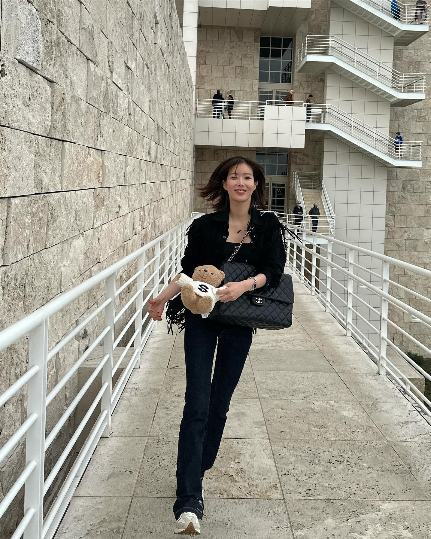한정판 XXXL 샤넬백🖤🤍
임수향의 트래블 맥시 클래식 플랩백 코디 💼 이미지3