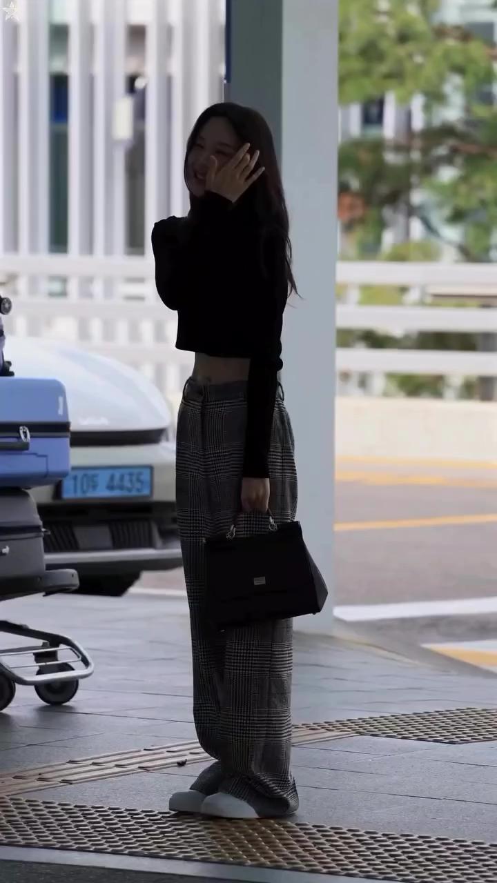 개미..🖤🐜문가영 언니 공항룩
돌체앤가바나 패션쇼 가기 전🛫🔥21인치 개미허리 압도적이야 이미지