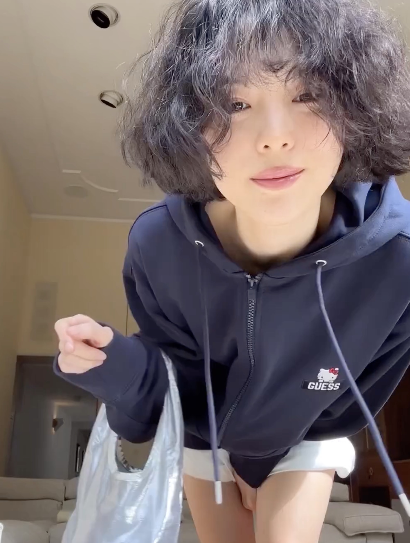얼굴형에 꼭 맞는 단발 찾는법✅

혹시 단발병 찾아오신 분들 있나요?🙋🏻‍♀️ 요즘 자주 보이는 셀럽들의 단발 스타일링이 점점 더 단발병을 불러일으키고 있는데요. 과연 내 얼굴형에는 어떤 단발이 어울릴 지 알아보고 같이 스타일 변신 해보아요!

먼저, 둥근 얼굴형에는 턱선 길이의 똑단발이 잘 어울리는데요. 이목구비가 동글동글하거나 볼살이 있는 분들은 일자 똑단발로 슬림한 효과를 줄 수 있습니다. 여기에 지적이고 세련된 이미지를 원하신다면 앞머리를 없애는 것이 좋고, 사랑스러운 느낌을 더하고 싶다면 앞머리를 더해보세요.

두번째로, 하관이 짧은 얼굴형에는 레이어드 컷 단발을 추천해요. 넙대대해 보일 수 있는 얼굴형에 볼륨감 있는 레이어드 컷을 더하면 청초하고 자연스러운 느낌을 연출할 수 있습니다.

마지막으로, 중안부가 긴 얼굴형에는 턱선 기장의 단발펌이 잘 어울립니다. 볼륨감 있는 펌과 짧은 기장이 가로폭을 보완해 주어 세로폭이 길어 보이는 것을 줄여줍니다. 이미지