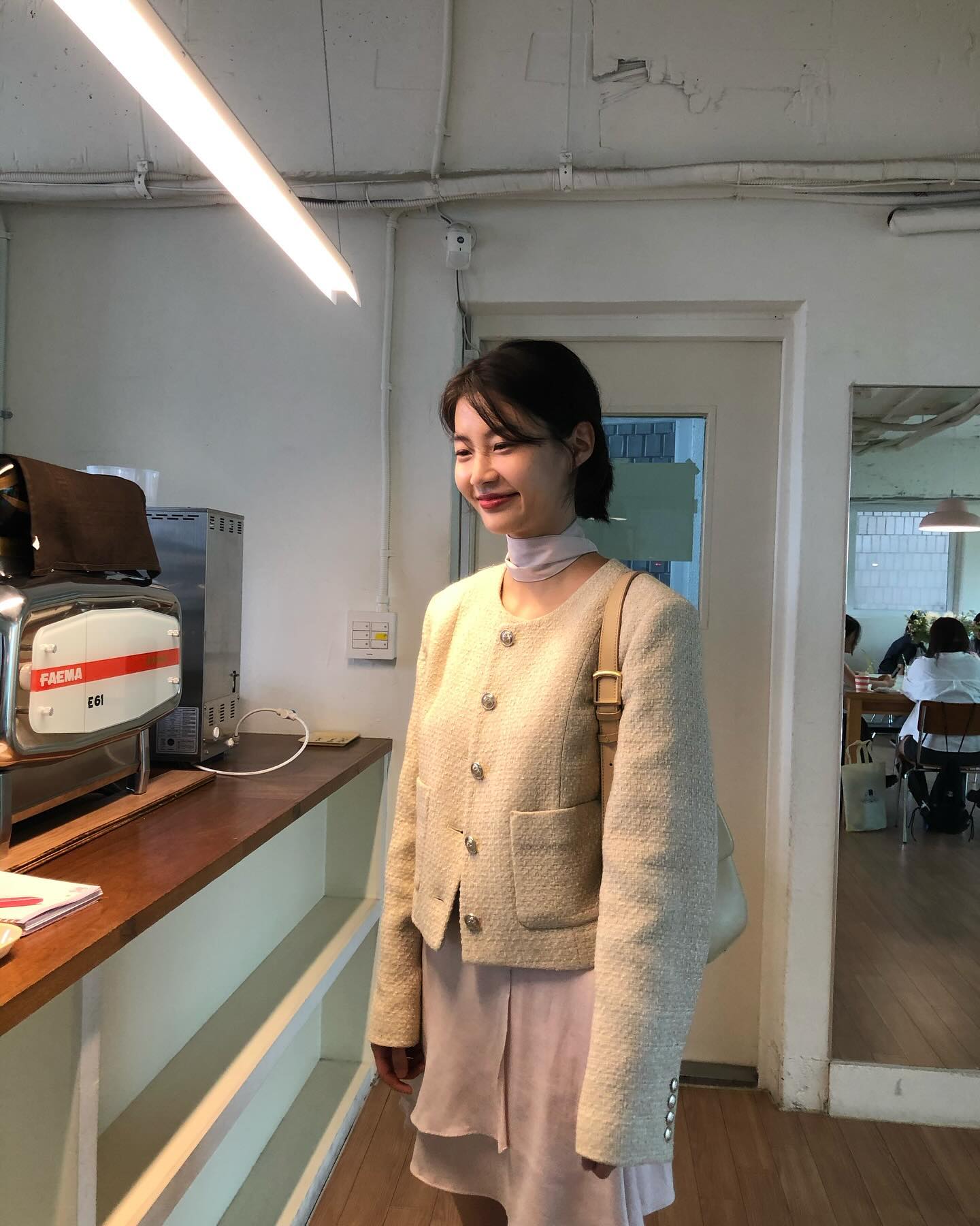 로맨틱한 감성의 블라우스 코디🌹
입자마자 분위기 여신 등극💖 이미지9