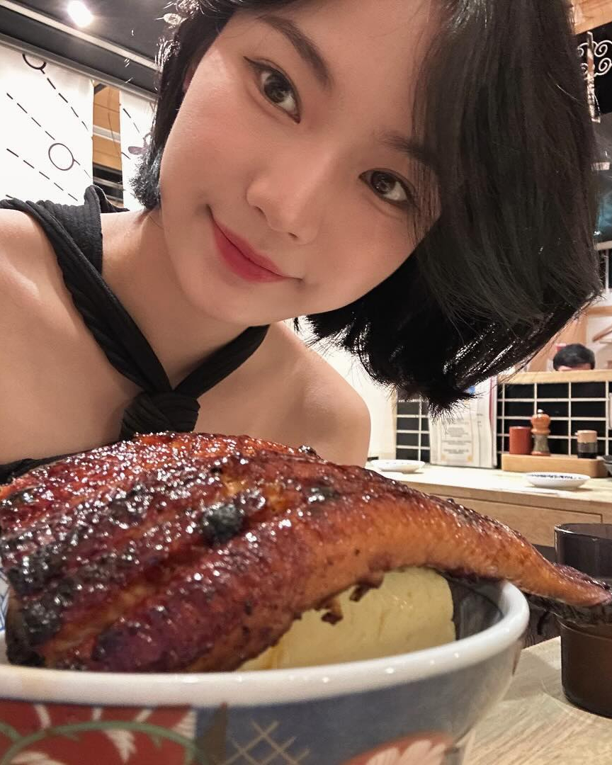얼굴형에 꼭 맞는 단발 찾는법✅

혹시 단발병 찾아오신 분들 있나요?🙋🏻‍♀️ 요즘 자주 보이는 셀럽들의 단발 스타일링이 점점 더 단발병을 불러일으키고 있는데요. 과연 내 얼굴형에는 어떤 단발이 어울릴 지 알아보고 같이 스타일 변신 해보아요!

먼저, 둥근 얼굴형에는 턱선 길이의 똑단발이 잘 어울리는데요. 이목구비가 동글동글하거나 볼살이 있는 분들은 일자 똑단발로 슬림한 효과를 줄 수 있습니다. 여기에 지적이고 세련된 이미지를 원하신다면 앞머리를 없애는 것이 좋고, 사랑스러운 느낌을 더하고 싶다면 앞머리를 더해보세요.

두번째로, 하관이 짧은 얼굴형에는 레이어드 컷 단발을 추천해요. 넙대대해 보일 수 있는 얼굴형에 볼륨감 있는 레이어드 컷을 더하면 청초하고 자연스러운 느낌을 연출할 수 있습니다.

마지막으로, 중안부가 긴 얼굴형에는 턱선 기장의 단발펌이 잘 어울립니다. 볼륨감 있는 펌과 짧은 기장이 가로폭을 보완해 주어 세로폭이 길어 보이는 것을 줄여줍니다. 이미지2