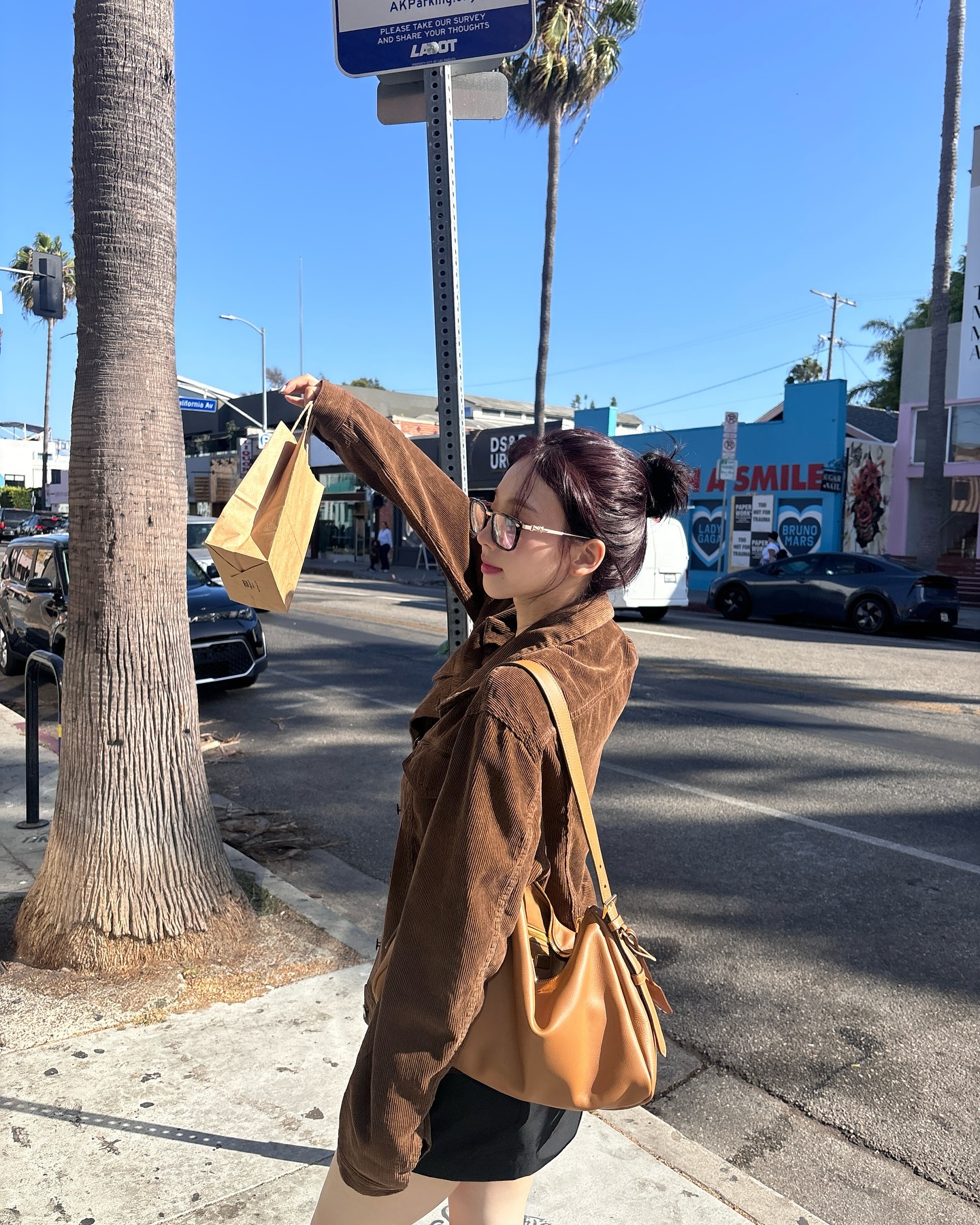 곧 다가올 아우터의 계절🤎
이 중에 취향 아우터 하나쯤은 있겠지💘 @참고해

1. 제니:  알라이아 - 레더 크로스오버 재킷

2. 카리나:  프라다 - 코듀로이 블루종 재킷

3. 김나영: 잉크(EENK) - 1. 주이키 플래드 울 블렌드 재킷[PRE-OPEN] ZUIQI Plaid Wool Blend Jacket - Beige/Black 2. 질빈 셔츠 재킷 ZILVIN Shirt Jacket - Navy/Sky Blue Multi

4. 박민하: 가브리엘 리 - 오버사이즈드 블레이저 윗 스키니 픽트 라펠 블랙 OVERSIZED BLAZER WITH SKINNY PEAKED LAPEL - BLACK 이미지4