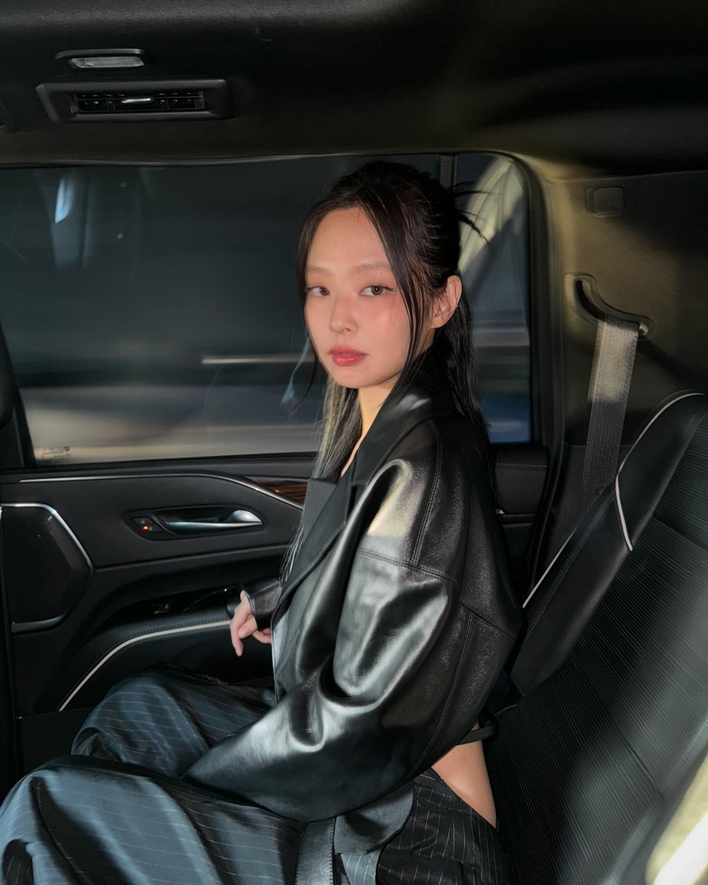 곧 다가올 아우터의 계절🤎
이 중에 취향 아우터 하나쯤은 있겠지💘 @참고해

1. 제니:  알라이아 - 레더 크로스오버 재킷

2. 카리나:  프라다 - 코듀로이 블루종 재킷

3. 김나영: 잉크(EENK) - 1. 주이키 플래드 울 블렌드 재킷[PRE-OPEN] ZUIQI Plaid Wool Blend Jacket - Beige/Black 2. 질빈 셔츠 재킷 ZILVIN Shirt Jacket - Navy/Sky Blue Multi

4. 박민하: 가브리엘 리 - 오버사이즈드 블레이저 윗 스키니 픽트 라펠 블랙 OVERSIZED BLAZER WITH SKINNY PEAKED LAPEL - BLACK 이미지