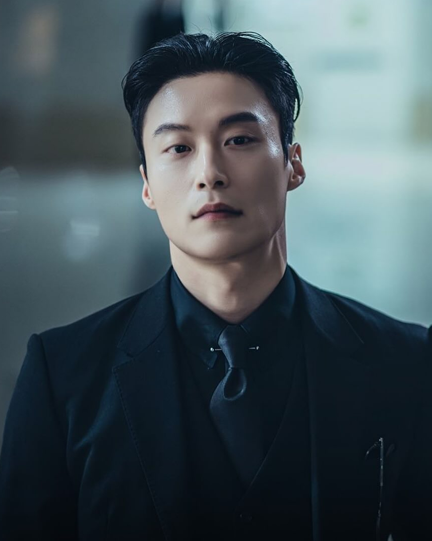 으른섹시 끝판왕🤵🏻‍♂️허남준🖤

최근 막을 내린 드라마 ‘유어 아너’로 많은 인기를 얻고 있는 배우 허남준. 2019년에 데뷔한 허남준은 ’스위트홈’에서 눈도장을 찍고 ‘유어 아너’에 악역으로 출연하며 어른 섹시미로 많은 이슈가 되어 점점 인기몰이 중인데요. 드라마에서 언제 터질지 모르는 시한폭탄 같은 강렬한 연기를 보여줬던 반면, 그의 일상 사진 속에서는 댕댕이 같은 반전 매력을 엿볼 수 있죠. 윤두준과 닮은꼴로도 화제가 되었던 배우 허남준의 일상을 확인해 보세요! 이미지