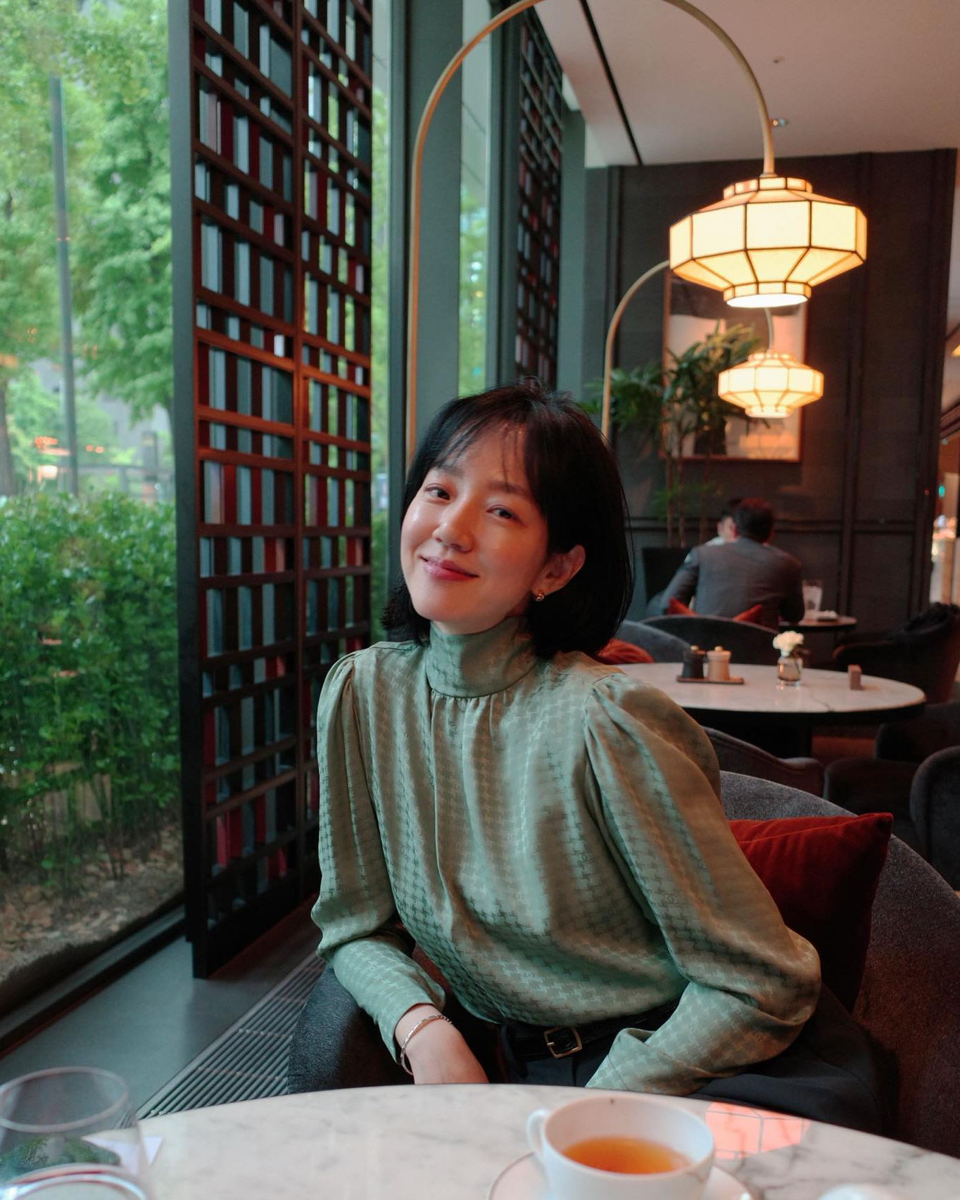 로맨틱한 감성의 블라우스 코디🌹
입자마자 분위기 여신 등극💖 이미지7