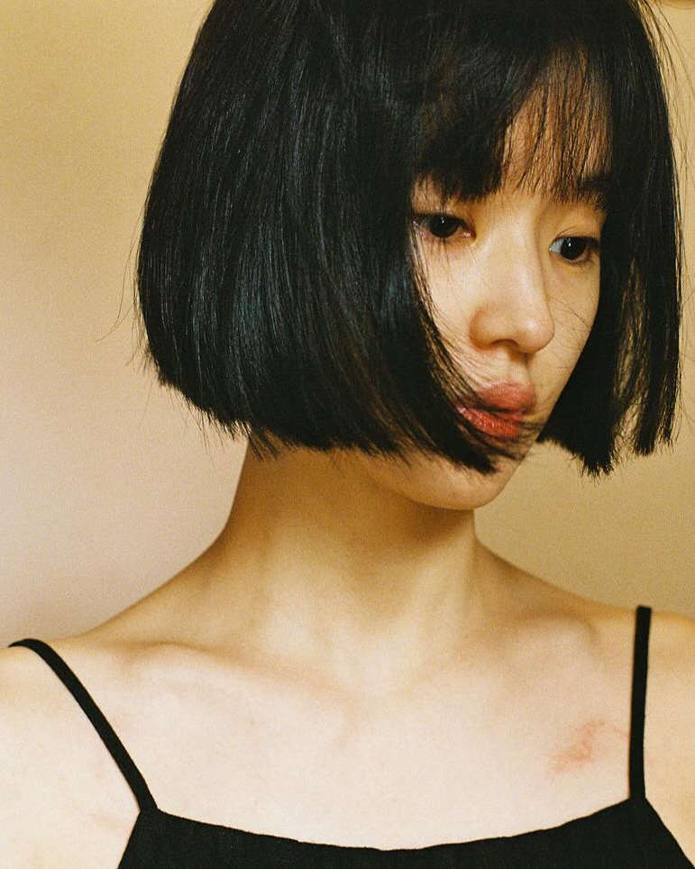 얼굴형에 꼭 맞는 단발 찾는법✅

혹시 단발병 찾아오신 분들 있나요?🙋🏻‍♀️ 요즘 자주 보이는 셀럽들의 단발 스타일링이 점점 더 단발병을 불러일으키고 있는데요. 과연 내 얼굴형에는 어떤 단발이 어울릴 지 알아보고 같이 스타일 변신 해보아요!

먼저, 둥근 얼굴형에는 턱선 길이의 똑단발이 잘 어울리는데요. 이목구비가 동글동글하거나 볼살이 있는 분들은 일자 똑단발로 슬림한 효과를 줄 수 있습니다. 여기에 지적이고 세련된 이미지를 원하신다면 앞머리를 없애는 것이 좋고, 사랑스러운 느낌을 더하고 싶다면 앞머리를 더해보세요.

두번째로, 하관이 짧은 얼굴형에는 레이어드 컷 단발을 추천해요. 넙대대해 보일 수 있는 얼굴형에 볼륨감 있는 레이어드 컷을 더하면 청초하고 자연스러운 느낌을 연출할 수 있습니다.

마지막으로, 중안부가 긴 얼굴형에는 턱선 기장의 단발펌이 잘 어울립니다. 볼륨감 있는 펌과 짧은 기장이 가로폭을 보완해 주어 세로폭이 길어 보이는 것을 줄여줍니다. 이미지