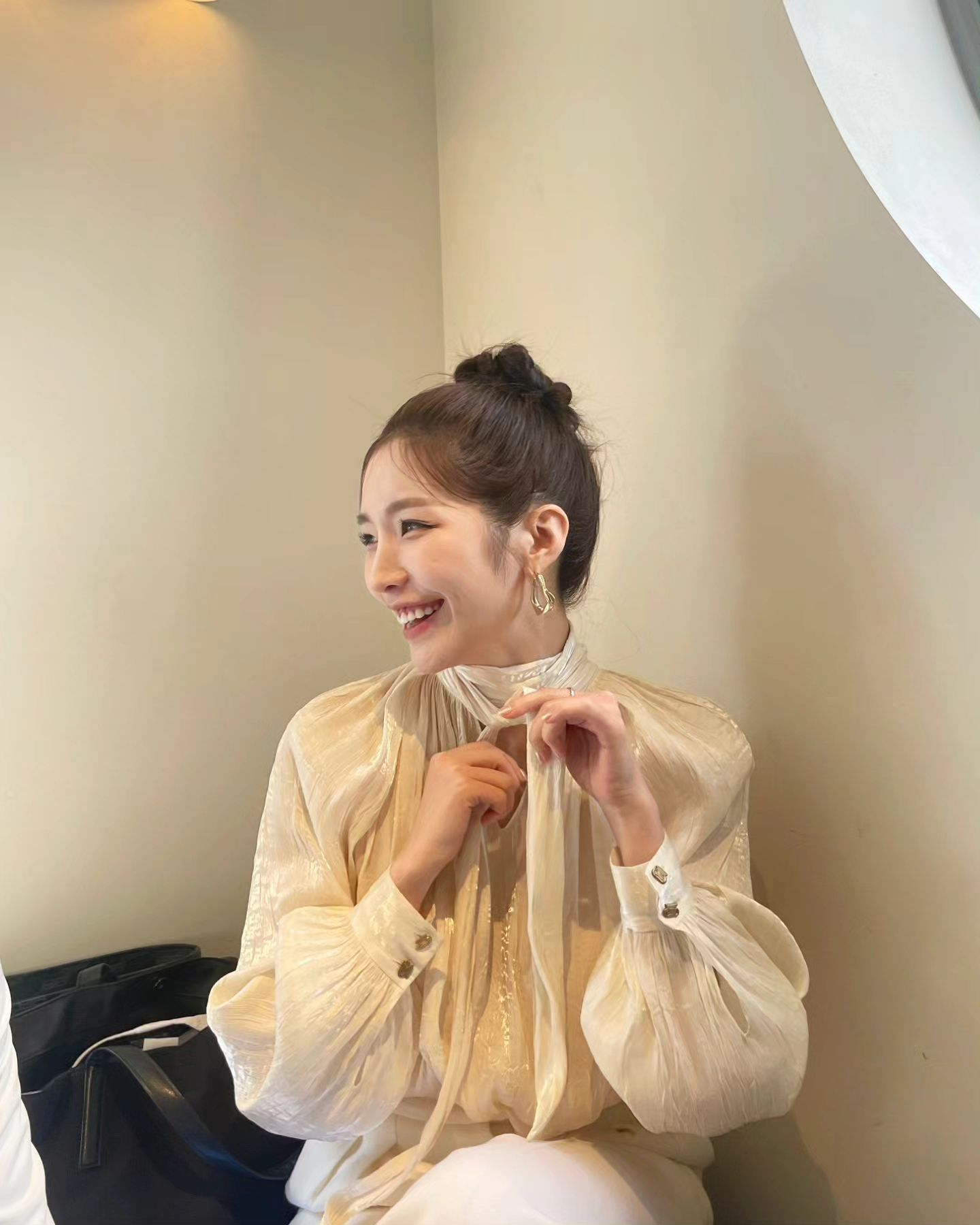로맨틱한 감성의 블라우스 코디🌹
입자마자 분위기 여신 등극💖 이미지6