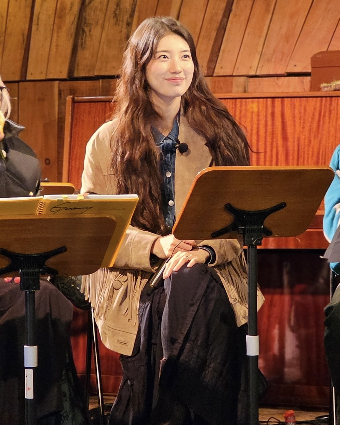 빈티지한 수지의 스웨이드 자켓🤎
프린지 디테일이 돋보이는 코치의 스웨이드 프린지 자켓🧥✨ 이미지