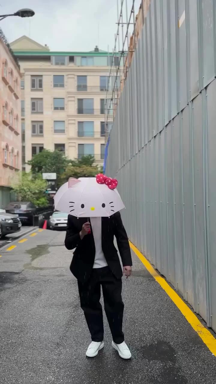 폭우 속 무서운 헬로키티맨🤍🎀@공유 이미지