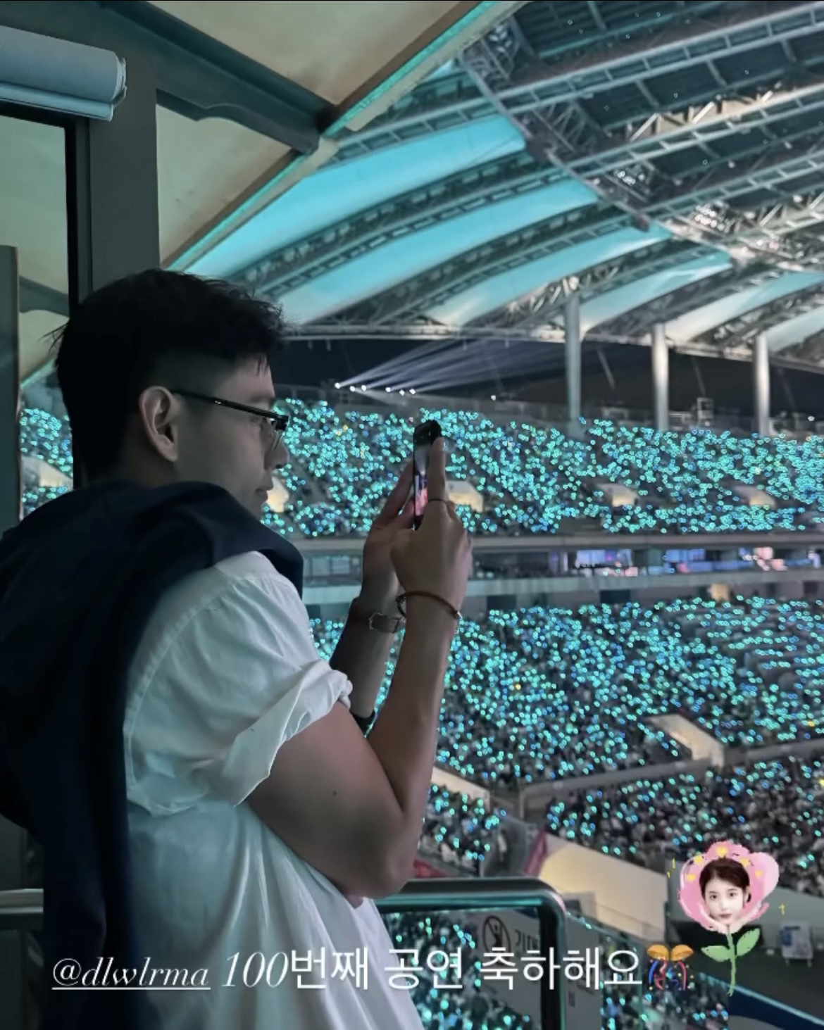 셀럽들도 직관한 아이유 콘서트💖

지난 주말 서울 월드컵경기장에서 열린 아이유의 월드투어 앙코르 콘서트. 이번 공연에는 10만 관객뿐만 아니라 많은 셀럽이 방문해 콘서트를 직관했는데요. 아이유의 'Love wins all' 뮤직비디오에 출연해 아이유와 커플 연기를 선보였던 뷔부터 제이홉, 지드래곤, 고소영, 이주영, 라이즈 성찬과 앤톤 등 그녀의 100번째 단독 콘서트를 함께 즐겼습니다. 이미지8