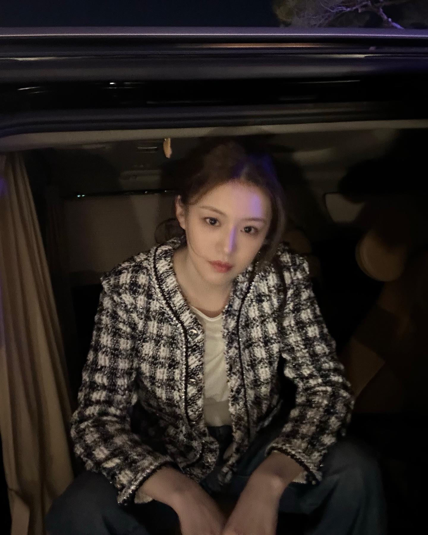 활용도 높은 트위드 자켓 코디3🩵

요즘 들어 쌀쌀해진 기온에 맞춰 옷장에도 변화가 필요해졌죠. 여름과 가을의 경계를 확실히 드러내는 아이템으로는 자켓이 제격입니다. 오늘은 출근룩, 하객룩, 데이트룩 등 다양한 상황에 활용 가능한 트위드 자켓 코디법을 소개해드릴게요🙌

1. 톤온톤 코디
예지가 입은 이번 돌체앤가바나 레이첼 숏 트위드 재킷은 하늘색 컬러로 여기에 매치한 데님 쇼츠와 함께 청량한 톤온톤 스타일을 완성했습니다. 여기에 볼드한 이어링으로 포인트를 주면 한층 더 고급스러운 느낌을 더할 수 있습니다.

2. 화이트 or 블랙 자켓 + 데님 팬츠
코디 만능 조합인 무채색 + 데님은 트위드 자켓에도 적용할 수 있습니다. 깔끔하고 클래식한 화이트 또는 블랙 트위드 자켓을 데님 팬츠와 매치하면 자연스럽고 스타일리시한 꾸안꾸 룩이 완성됩니다. 코디가 번거로울 때 이 조합을 기억하세요!

3. 체크 패턴 활용하기
기본 원컬러 트위드 자켓도 좋지만, 체크 트위드 자켓은 가을의 감성을 한층 더 살려줍니다. 화려한 체크패턴과 대조되는 미니멀한 이너, 메이크업, 로우번 스타일을 함께하면 더욱 세련된 룩을 완성할 수 있습니다. 이미지