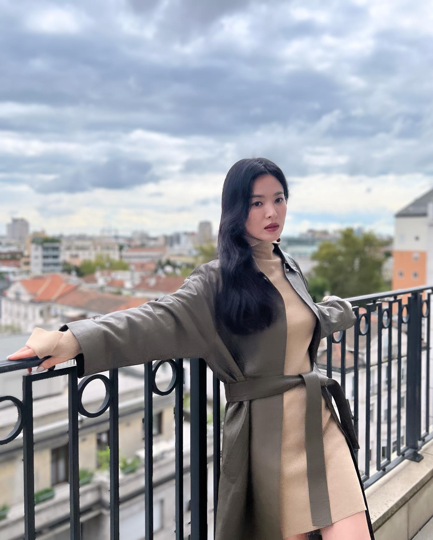 셀럽들의 요즘 컬러 픽은 카키🫒💚 이미지9