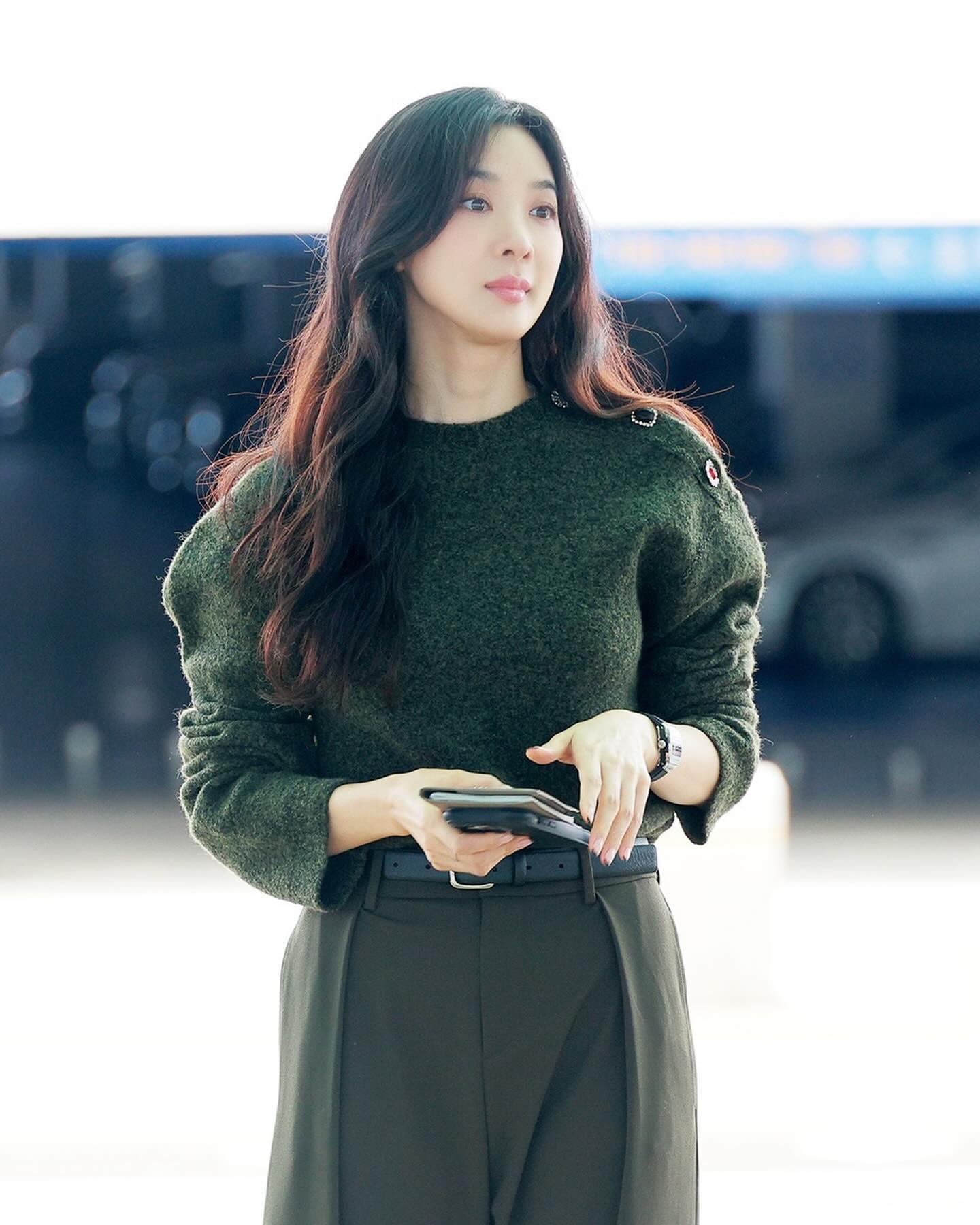 셀럽들의 요즘 컬러 픽은 카키🫒💚 이미지4