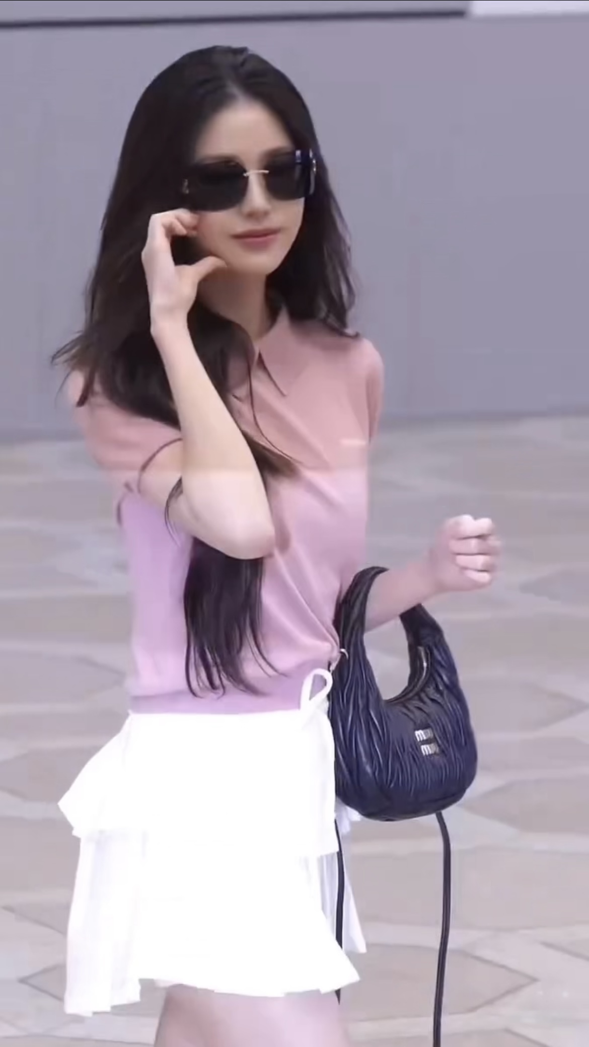 워뇽공주의 미우미우 소화력💗
얼굴이 얼마나 작은지 가늠도 안가는 런웨이 선글라스 핏😎 이미지