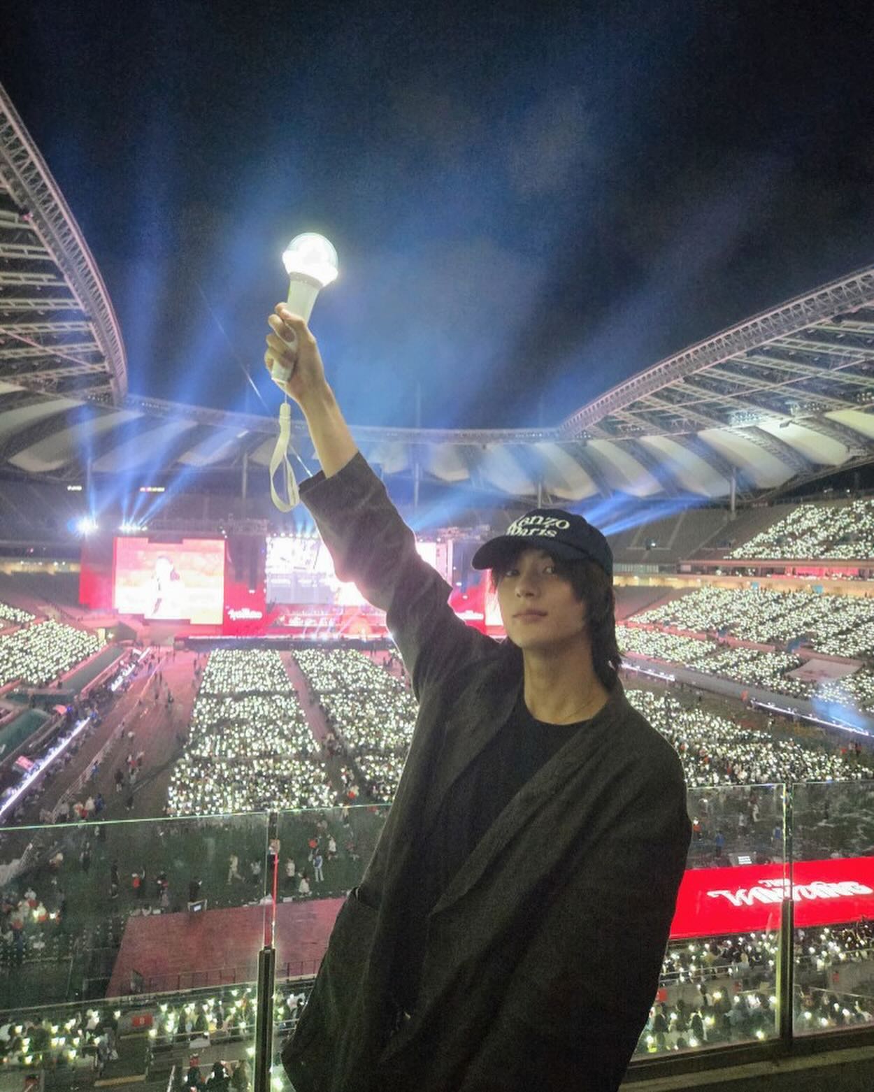 셀럽들도 직관한 아이유 콘서트💖

지난 주말 서울 월드컵경기장에서 열린 아이유의 월드투어 앙코르 콘서트. 이번 공연에는 10만 관객뿐만 아니라 많은 셀럽이 방문해 콘서트를 직관했는데요. 아이유의 'Love wins all' 뮤직비디오에 출연해 아이유와 커플 연기를 선보였던 뷔부터 제이홉, 지드래곤, 고소영, 이주영, 라이즈 성찬과 앤톤 등 그녀의 100번째 단독 콘서트를 함께 즐겼습니다. 이미지9