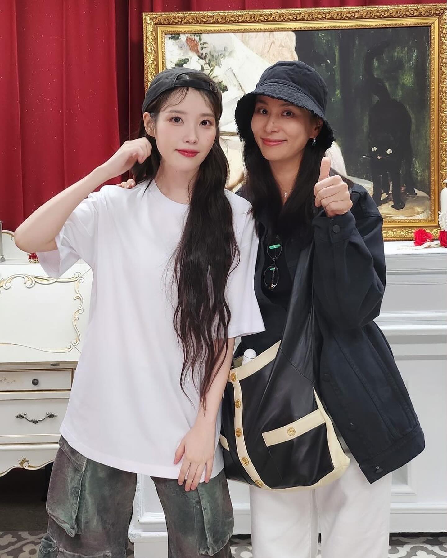 셀럽들도 직관한 아이유 콘서트💖

지난 주말 서울 월드컵경기장에서 열린 아이유의 월드투어 앙코르 콘서트. 이번 공연에는 10만 관객뿐만 아니라 많은 셀럽이 방문해 콘서트를 직관했는데요. 아이유의 'Love wins all' 뮤직비디오에 출연해 아이유와 커플 연기를 선보였던 뷔부터 제이홉, 지드래곤, 고소영, 이주영, 라이즈 성찬과 앤톤 등 그녀의 100번째 단독 콘서트를 함께 즐겼습니다. 이미지